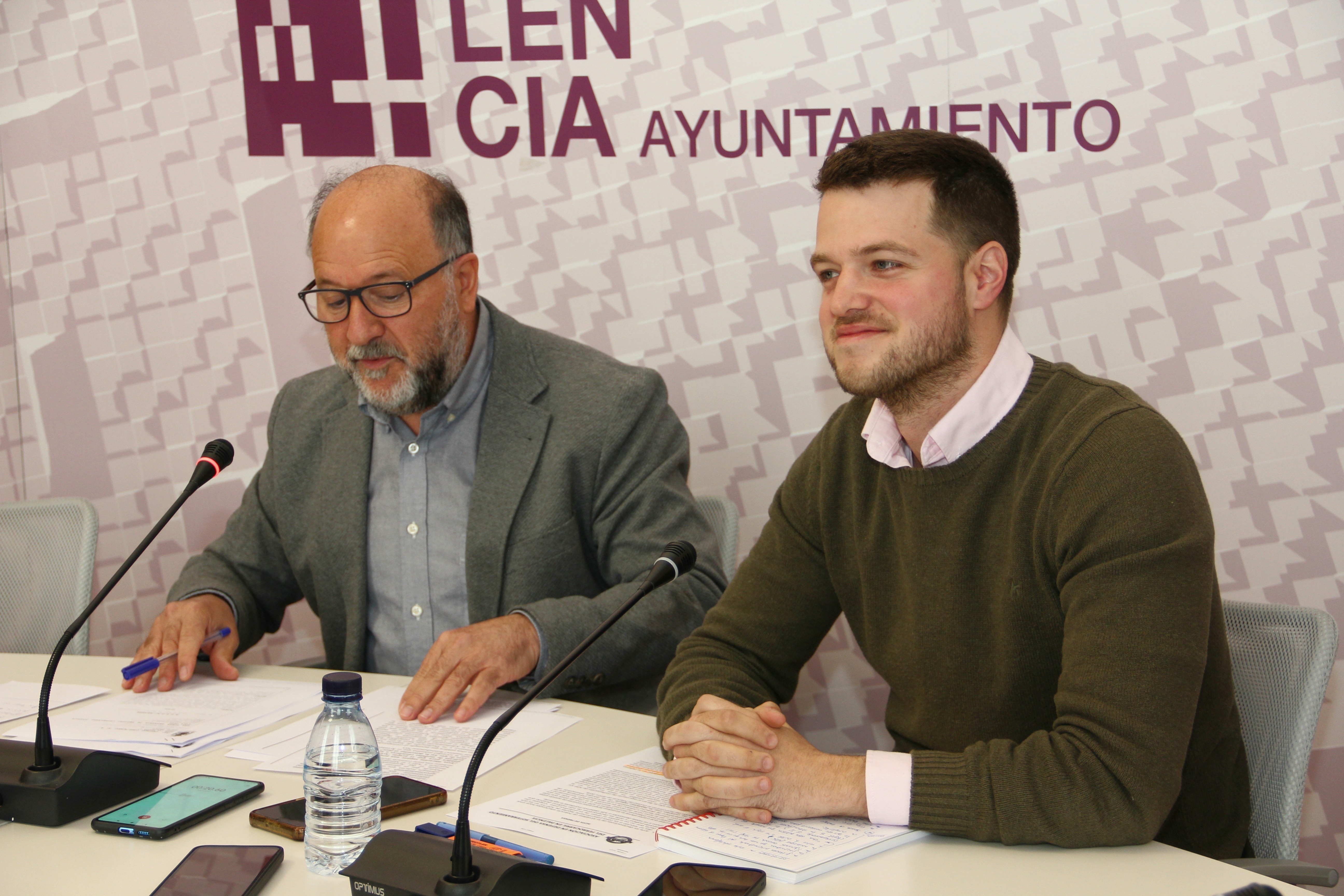 Un momento de la rueda de prensa ofrecida por Hernández y Bilbao en la sala de Concejales.