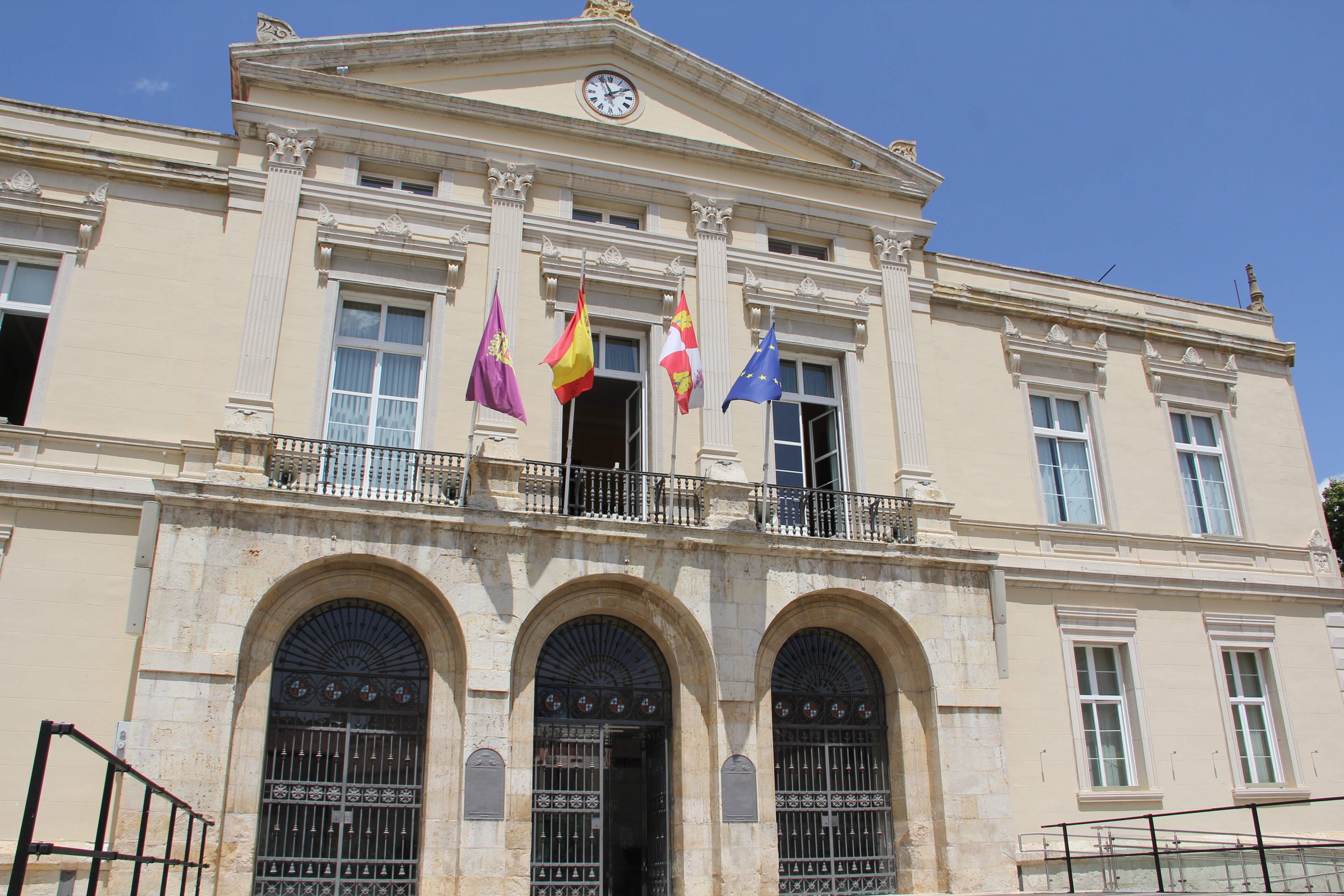 La sesión también dio luz verde a la modificación de la Ordenanza de Transporte Urbano consistente en una reducción del 50% de las tarifas del bonobús