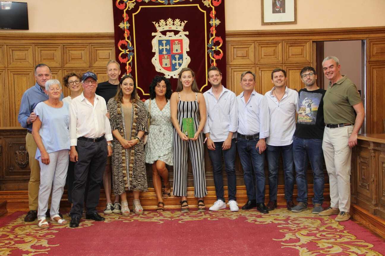 La regidora felicitó a la deportista por los éxitos cosechados y le deseó los mayores logros en su carrera deportiva.
