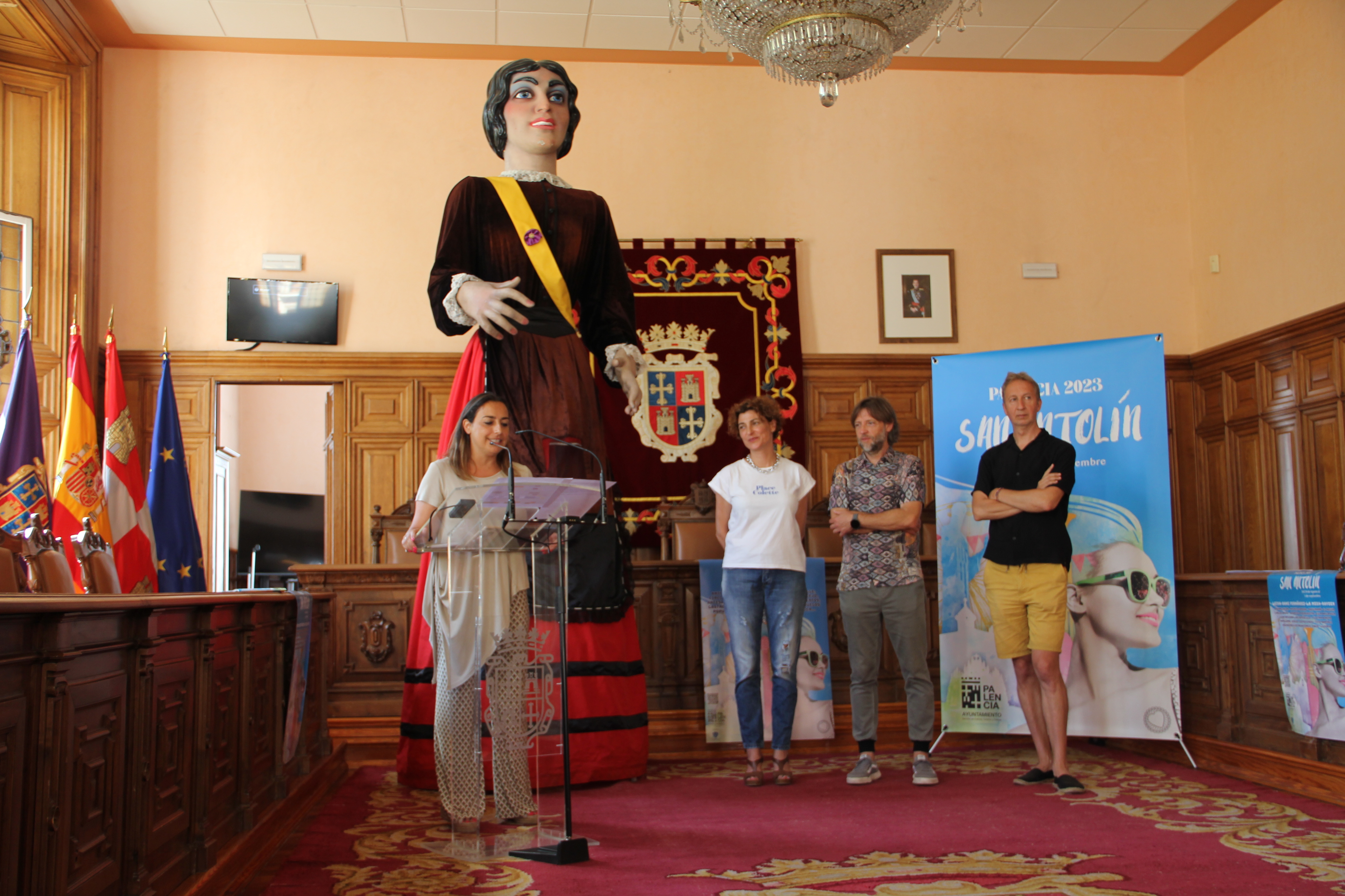 La recuperación de los festivales ‘A Concejo’ y de Heavy Metal así como la potenciación de la Muestra de Artistas de Calle (MAC) y el acercamiento de las fiestas a los barrios, marcan el programa de los sanantolines.