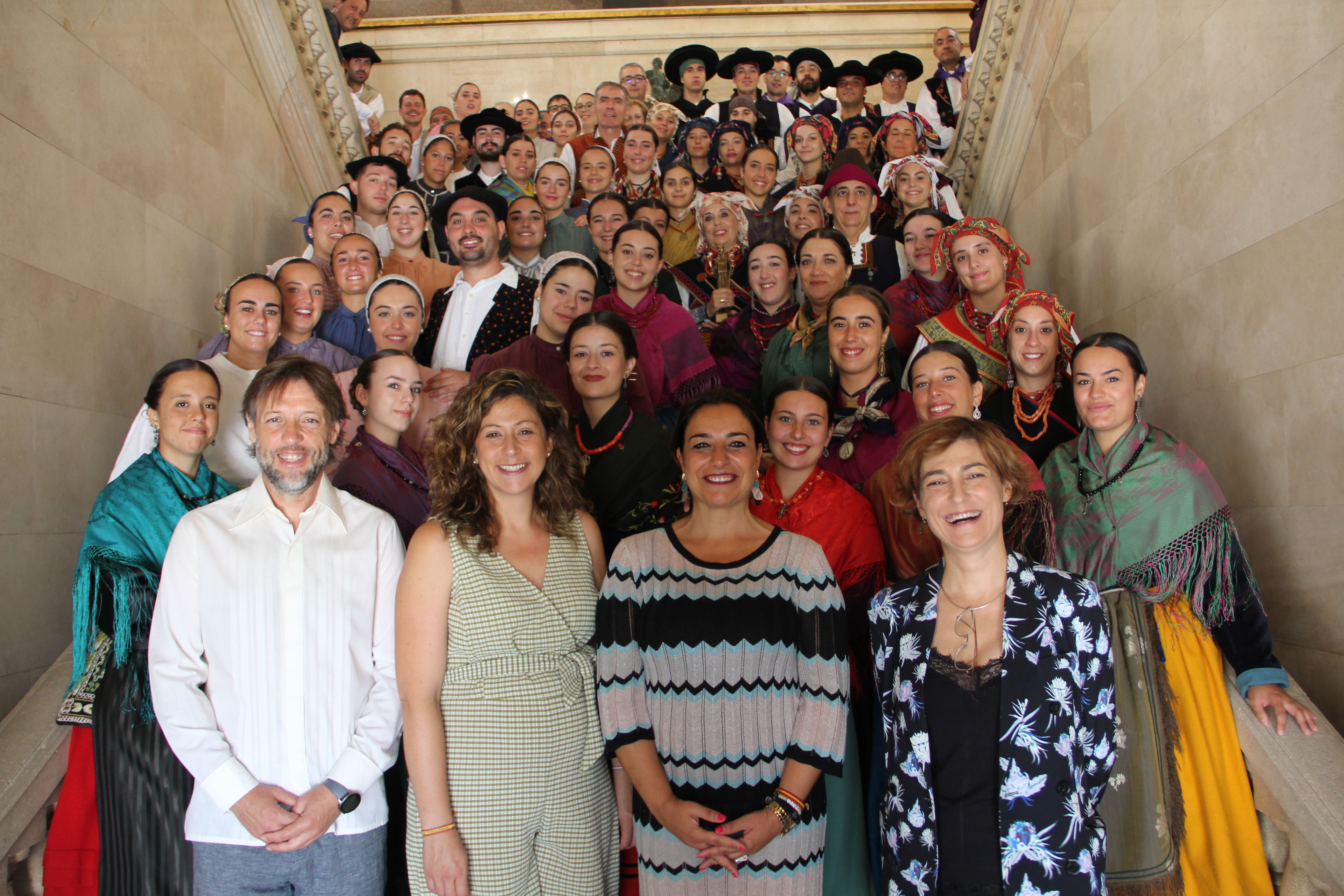 La danza de calidad y el colorido de las vestimentas se pudo disfrutar en el pasacalles. 