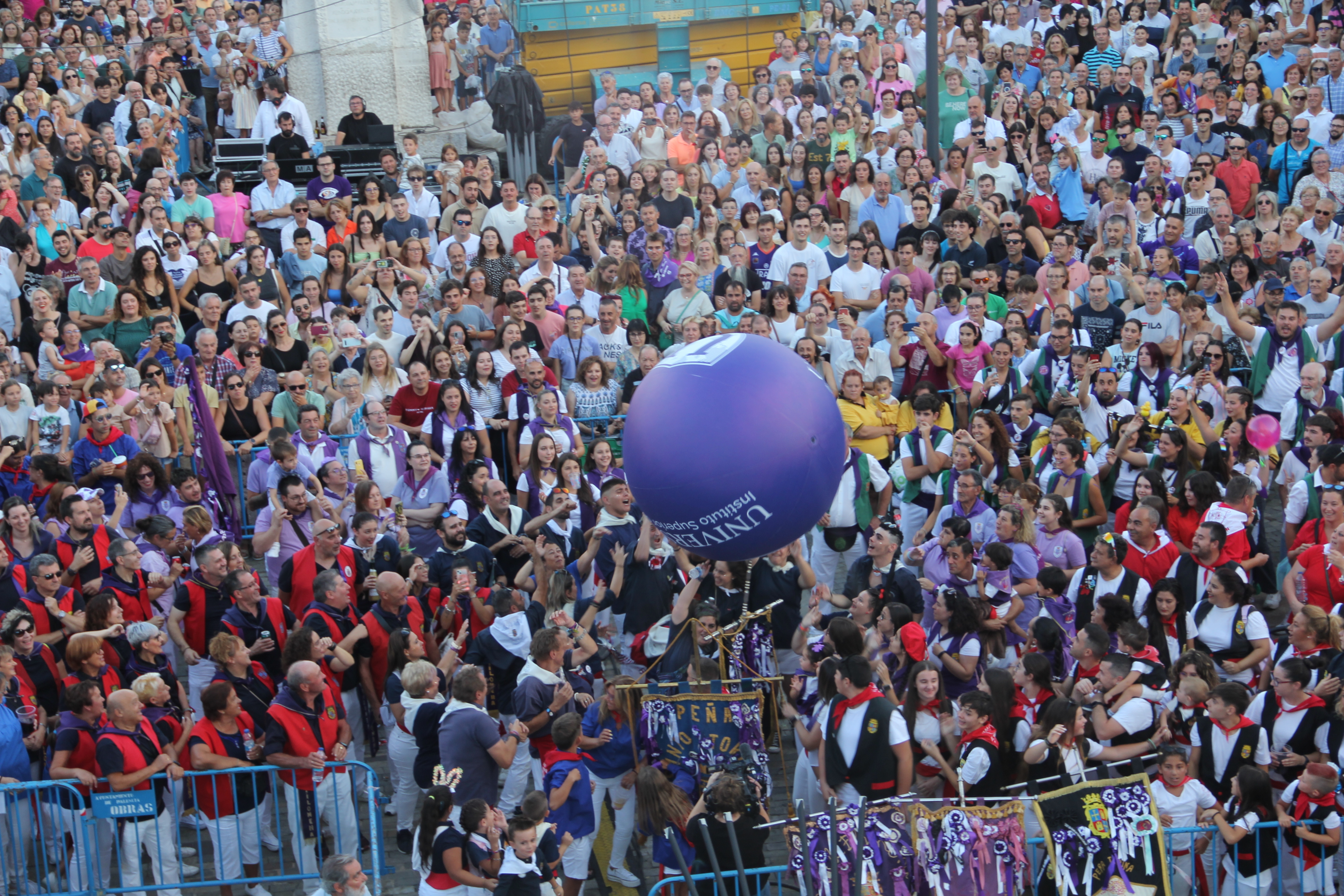 Un momento del chupinazo de las fiestas de San Antolín en la Plaza Mayor.
