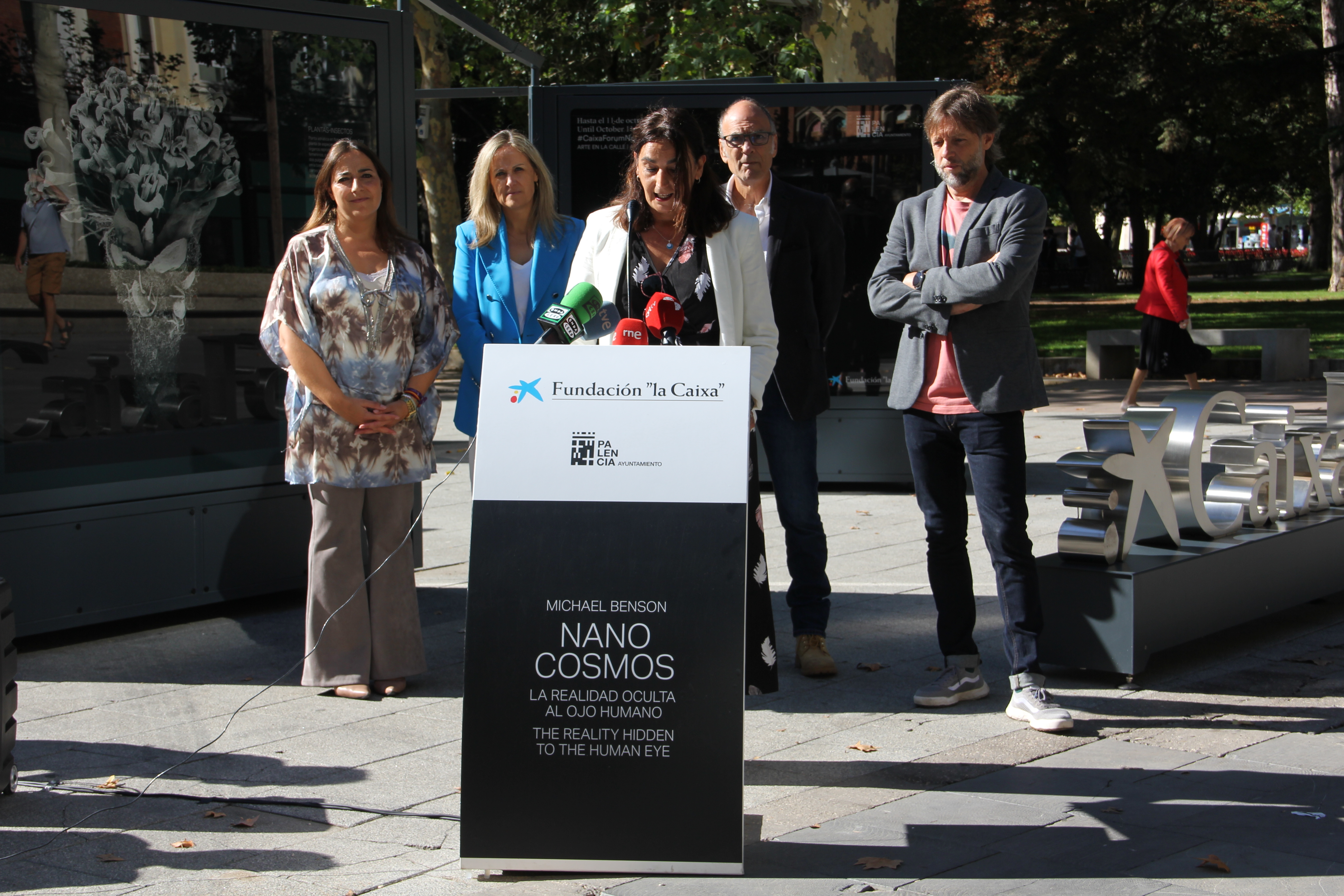 •	La muestra, que podrá verse en el Parque del Salón de Isabel II hasta el 11 de octubre, incluye 36 imágenes en blanco y negro que fusionan arte y ciencia.