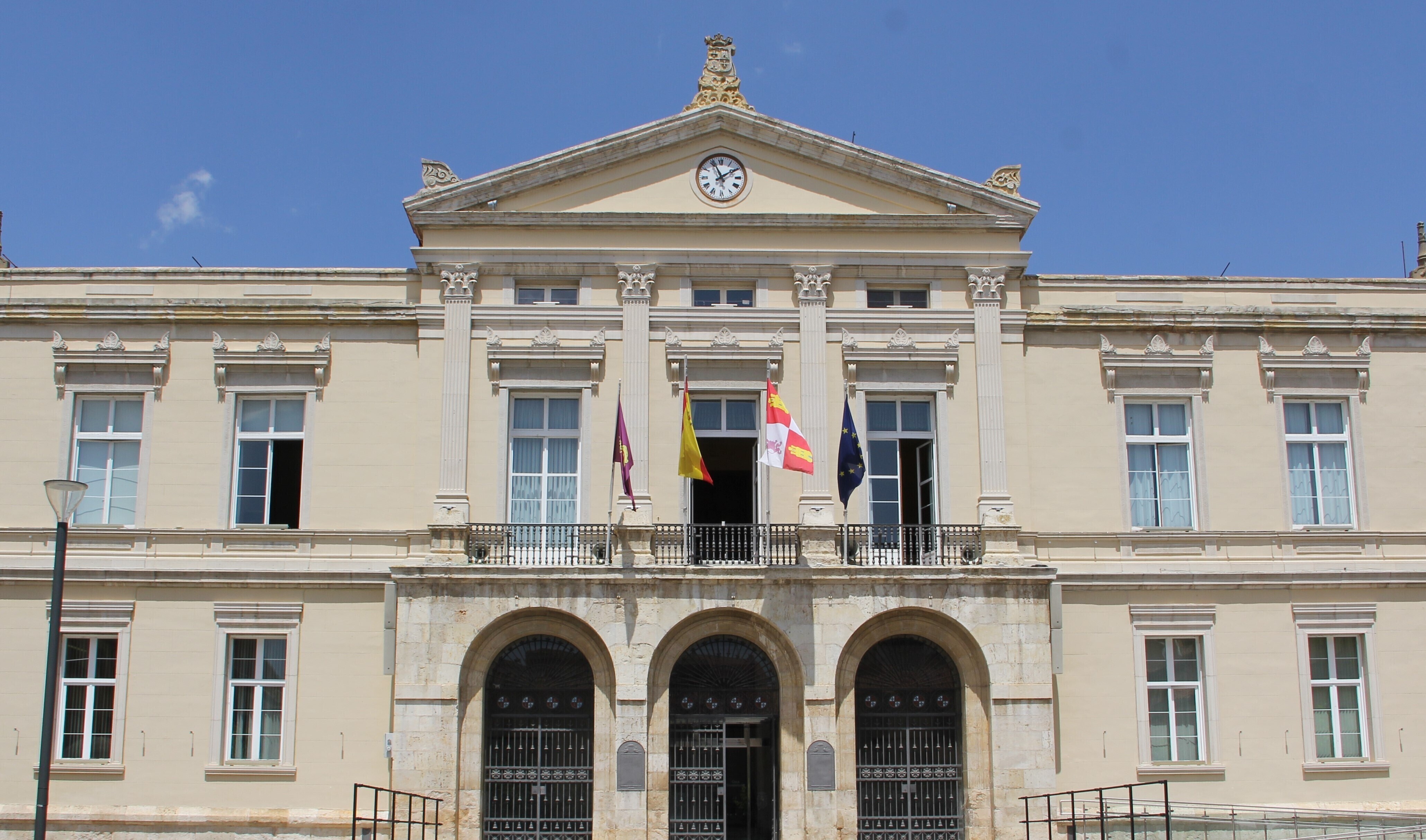  Desde el servicio de agua recuerdan que sus trabajadores van perfectamente uniformados e identificados y que, en caso de duda o incidencia, contacten con Aquona mediante sus canales de contacto oficiales.