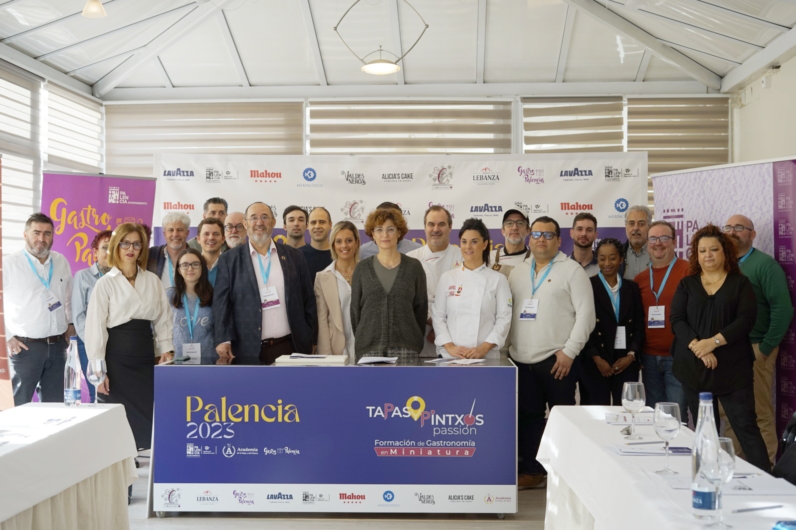 Cuatro reconocidos cocineros especializados en gastronomía en miniatura, venidos de diferentes ciudades han sido hoy los responsables de compartir su experiencia y conocimientos en cocina con los 22 hosteleros palentinos que han participado en la IV edición de la jornada Tapas & Pintxos Passion.