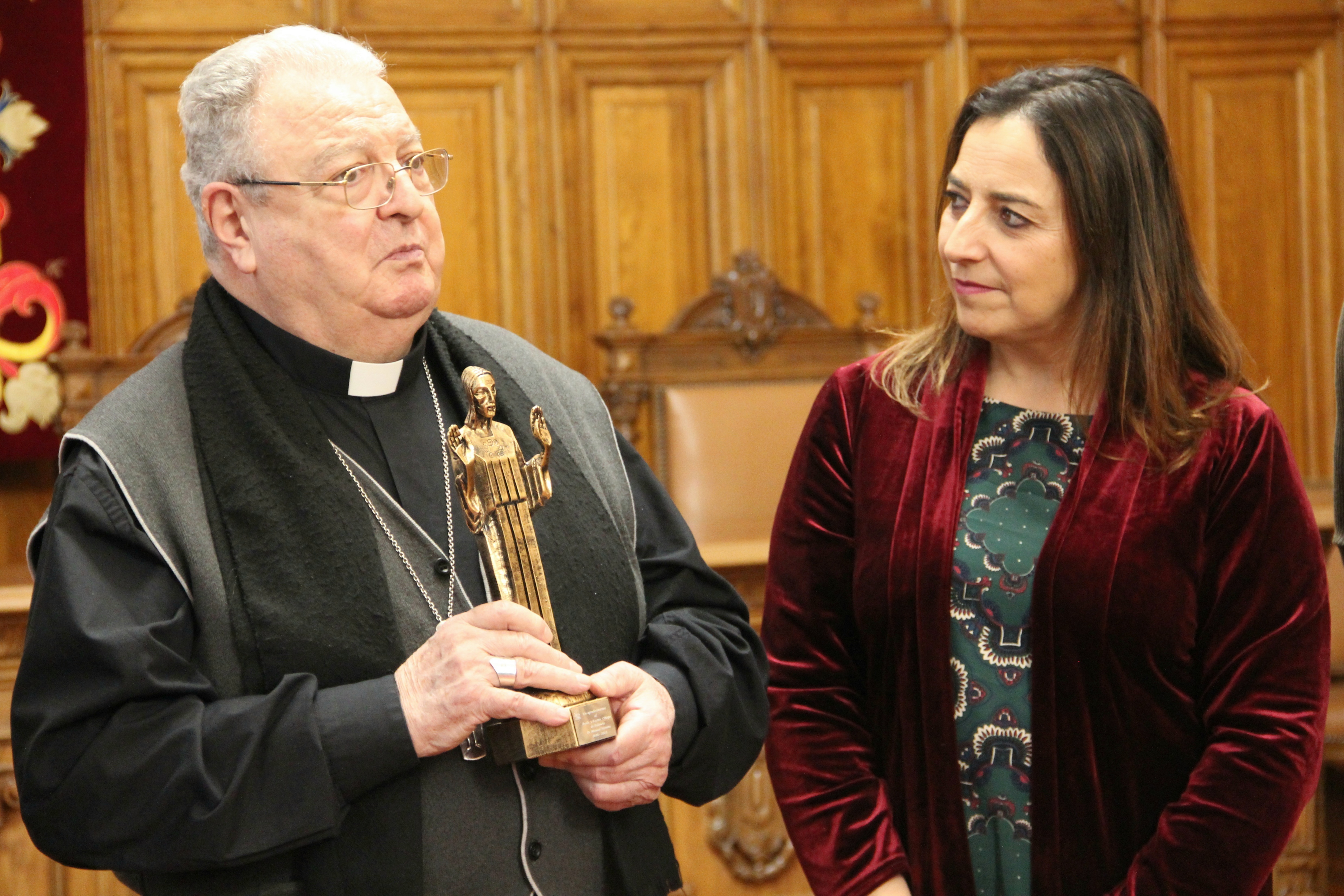 El obispo-administrador apostólico recibió de manos de la edil un Cristo del Otero como símbolo de la ciudad.