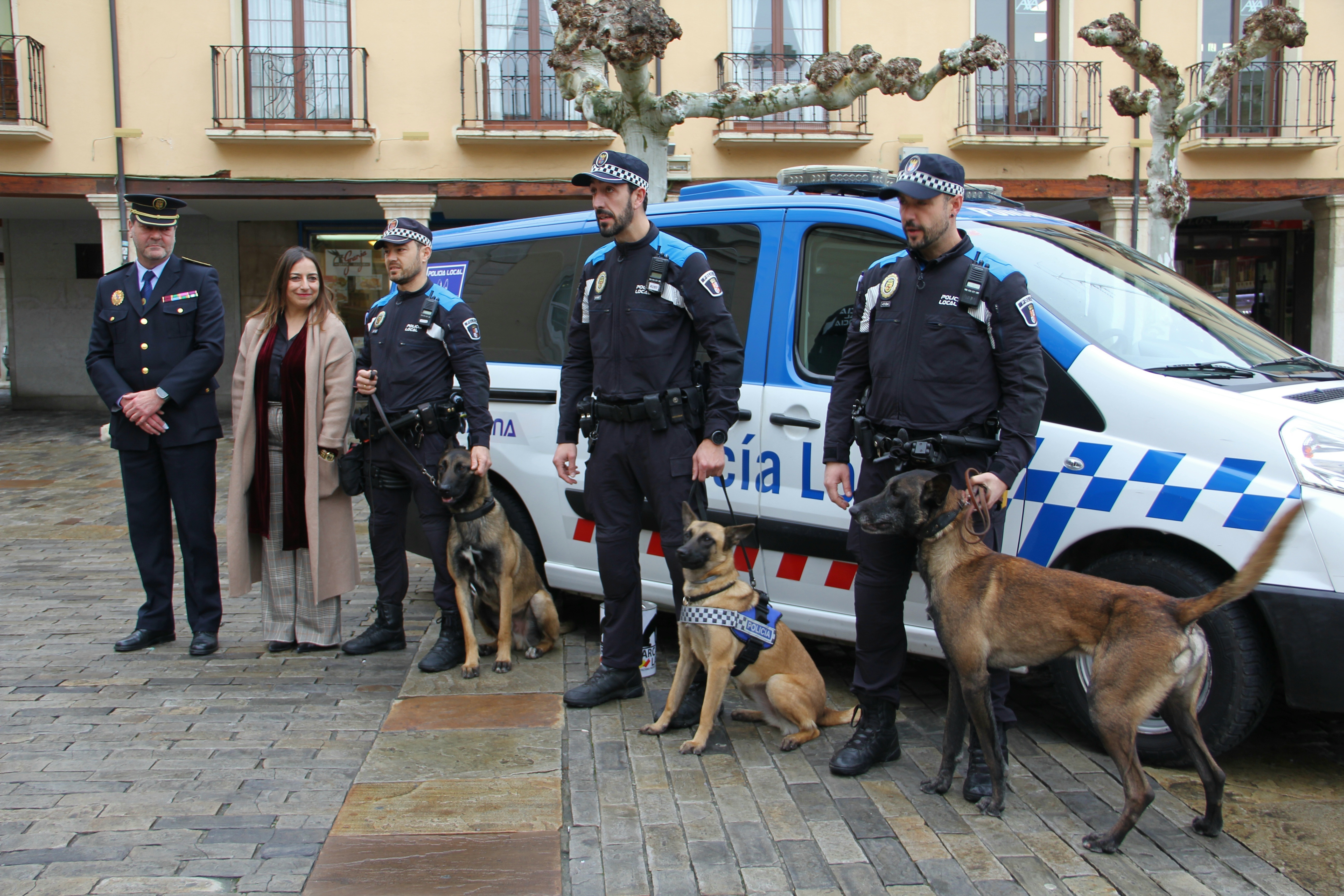 Está formada por tres agentes y tres perros de raza Pastor Belga Malinois adiestrados con el sistema de marcaje lapa.