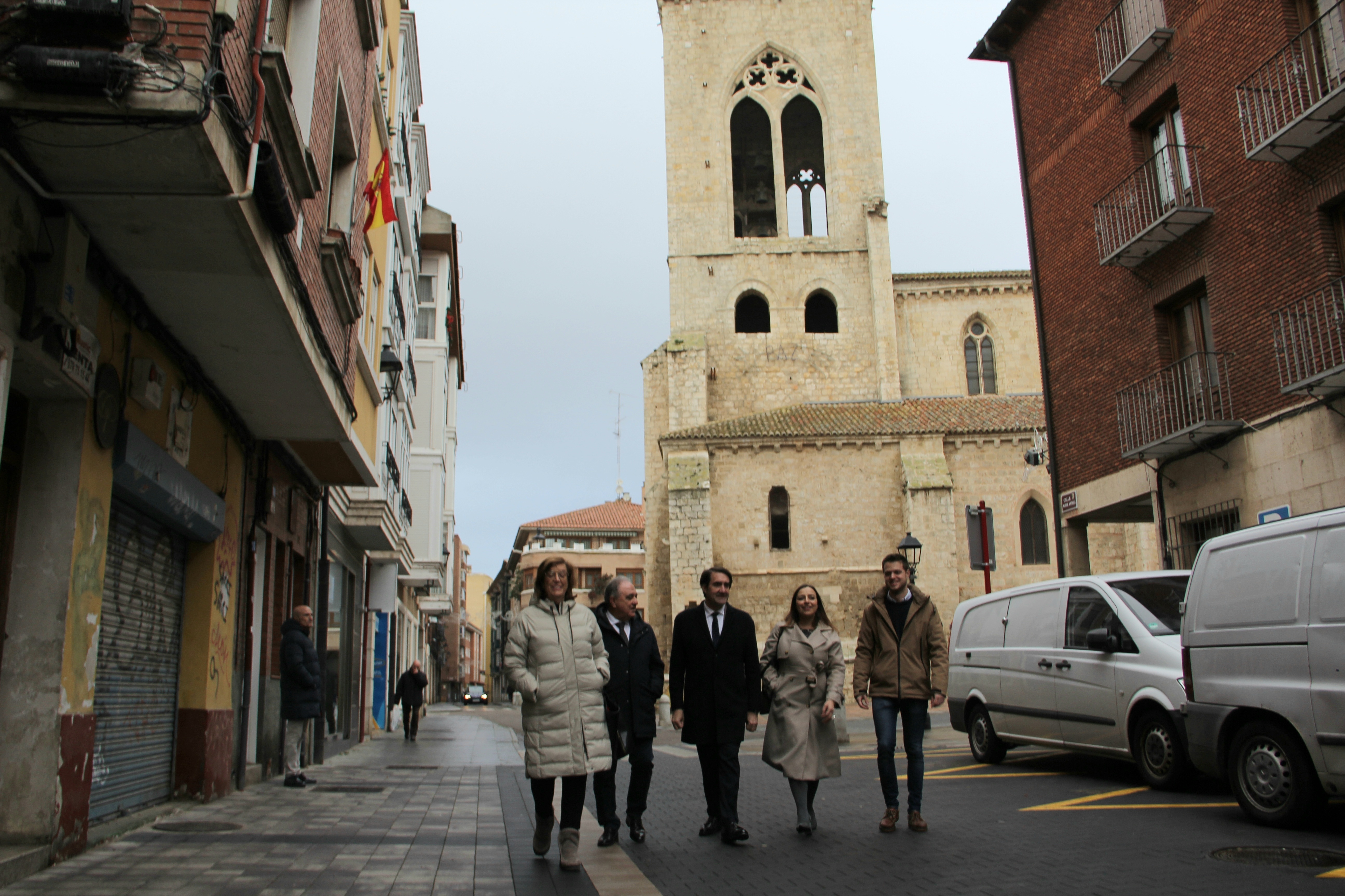 Una visita, la del consejero de Medio Ambiente Juan Carlos Suárez Quiñones, para visitar  las obras de regeneración urbana del tramo de la calle Mayor Antigua en las que la Junta ha invertido 450.000 euros y que sirvió además para solicitar el tramo que queda por hacer de esta vía. 