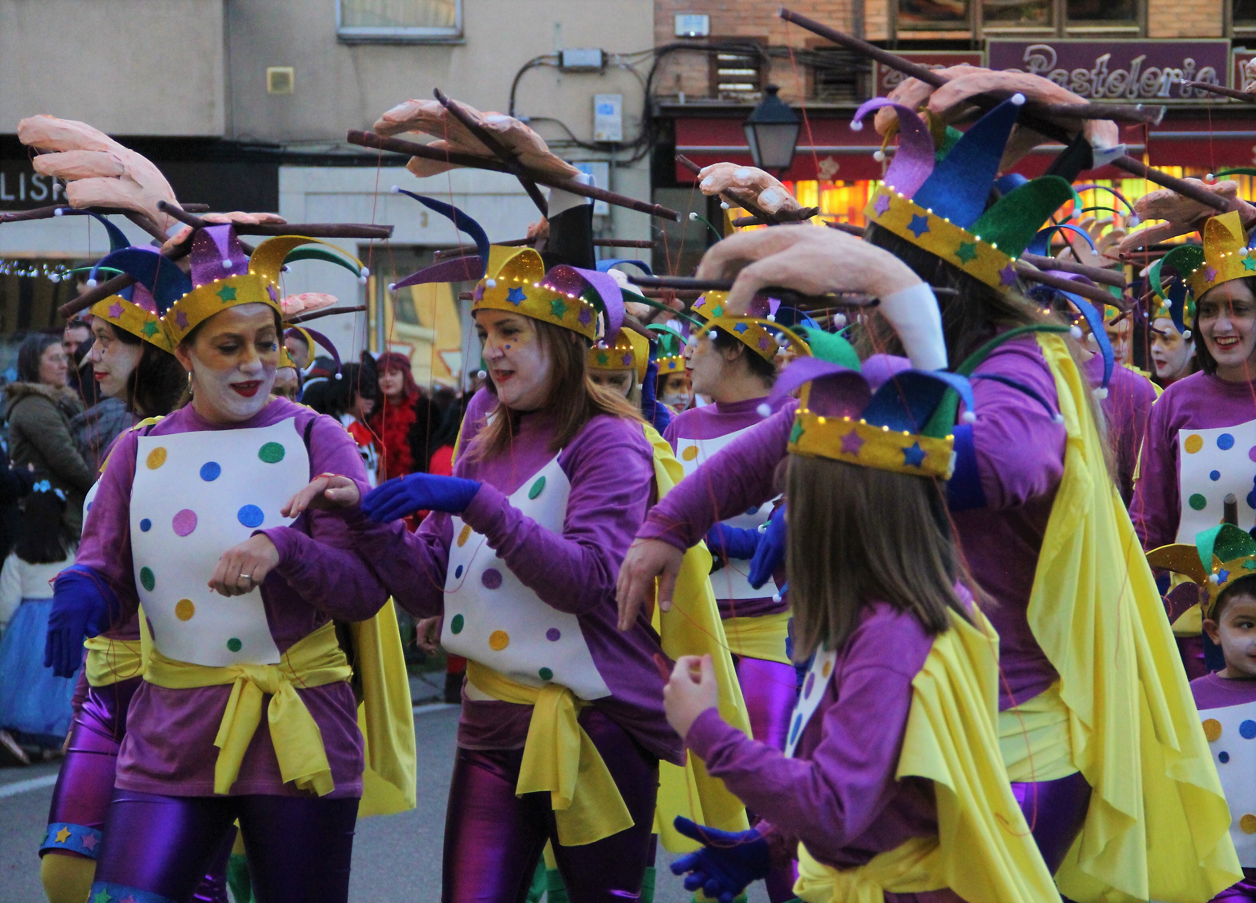 	El plazo de inscripción para presentarse a los concursos de decoración de las sedes de las Peñas y de disfraces de grupos finaliza el 6 de febrero. Los galardonados se darán a conocer al termino del Desfile de Carnaval que tendrá lugar, el sábado 10 de febrero. 