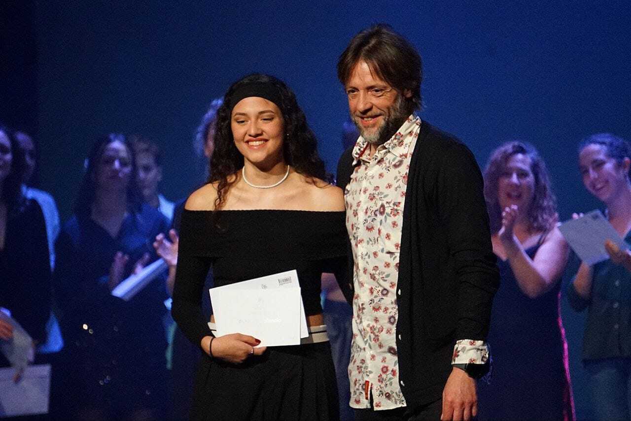 El concejal de Cultura, Francisco Fernández, entregando la beca a la artista local. 