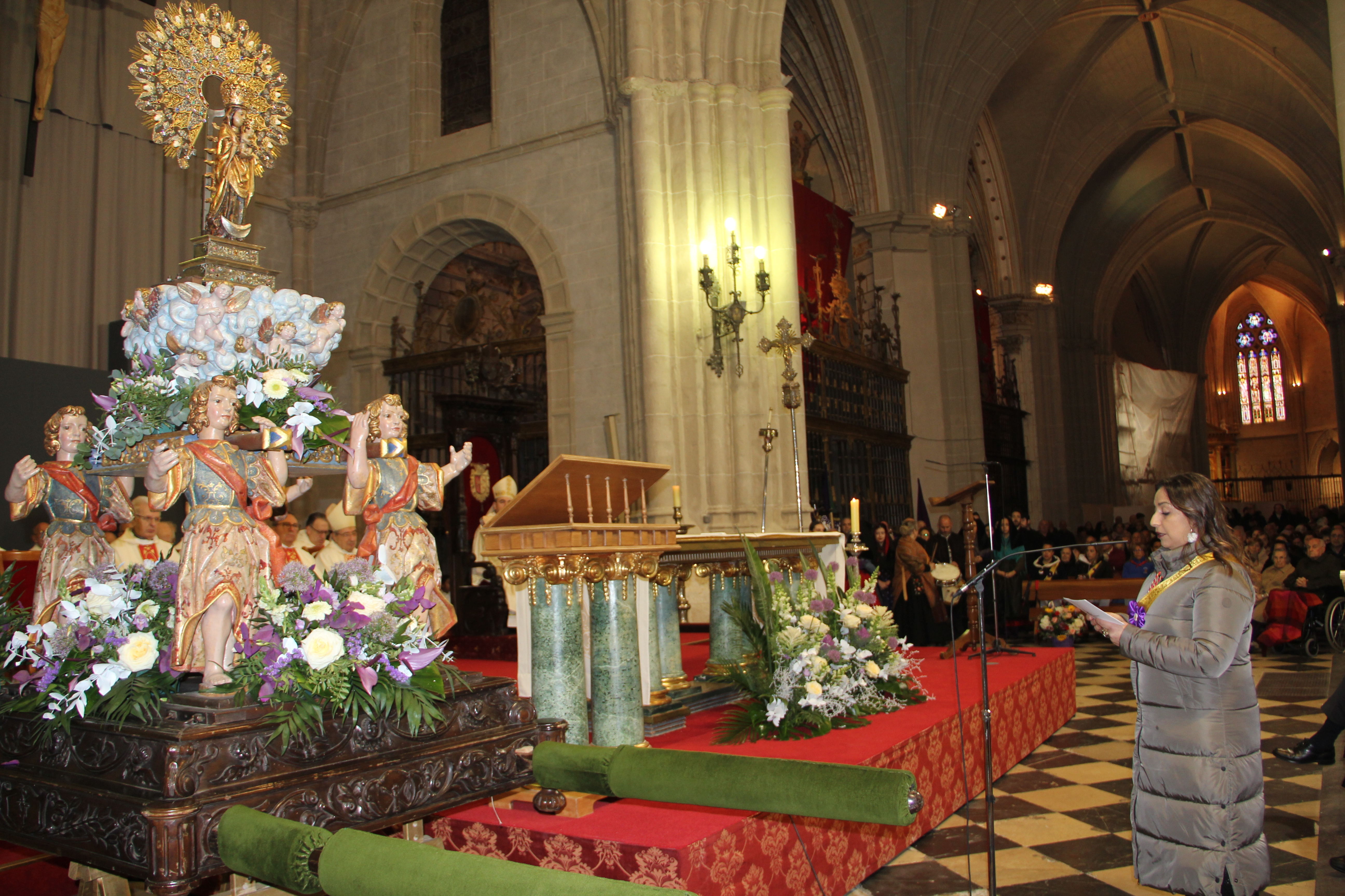 La alcaldesa, que se estrenó en la ofrenda, pidió por los niños, los mayores, las mujeres, los enfermos y los gobernantes para que "nos alejemos de la polarización y el sectarismo".