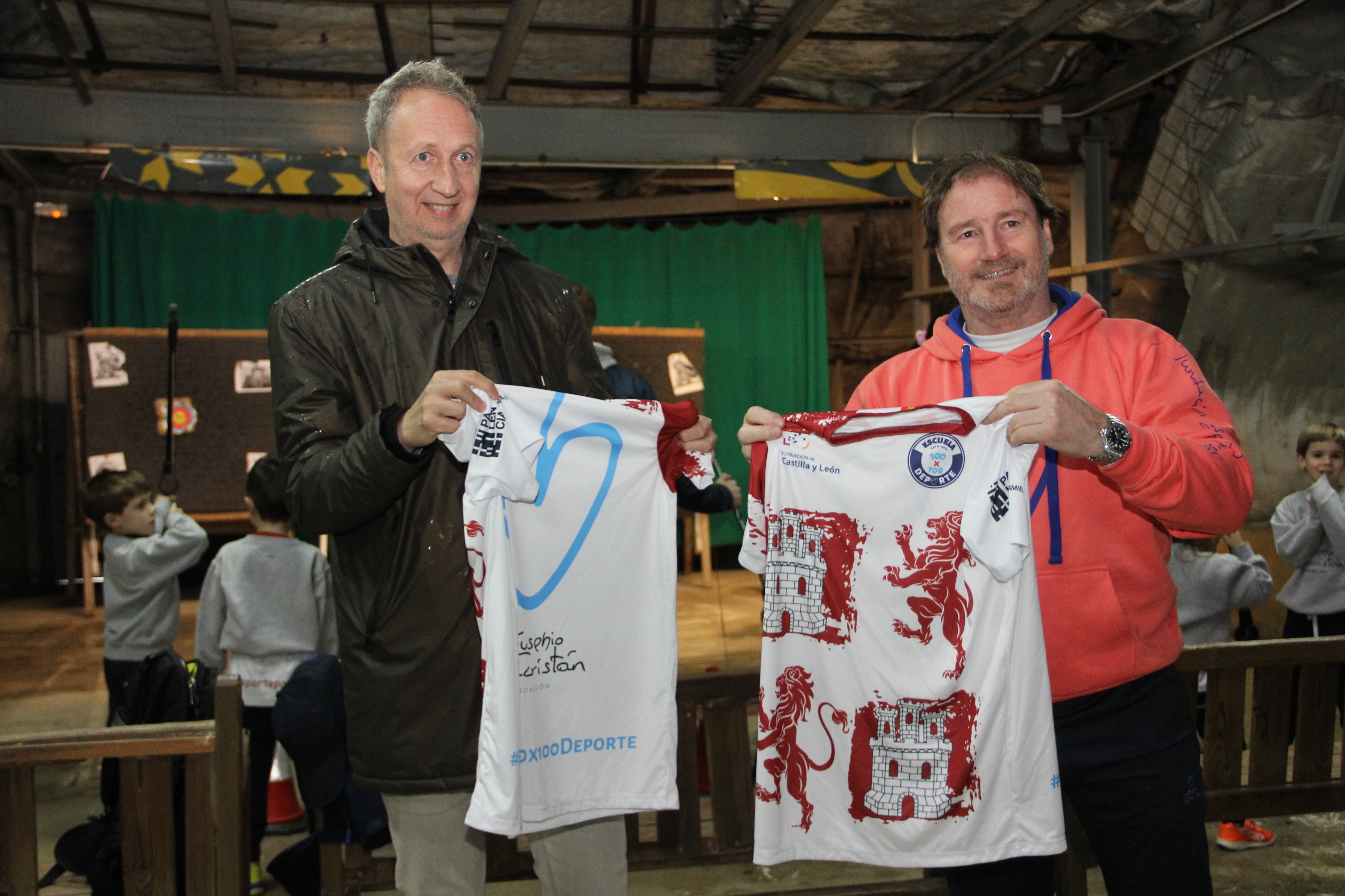 El concejal de Actividad Físico-Deportiva y Salud, Orlando Castro, y el director de la Escuela, Juan Carlos Rodríguez, han visitado esta tarde al grupo en La Roca, donde el equipo ha hecho actividades de aventura indoor por la lluvia..