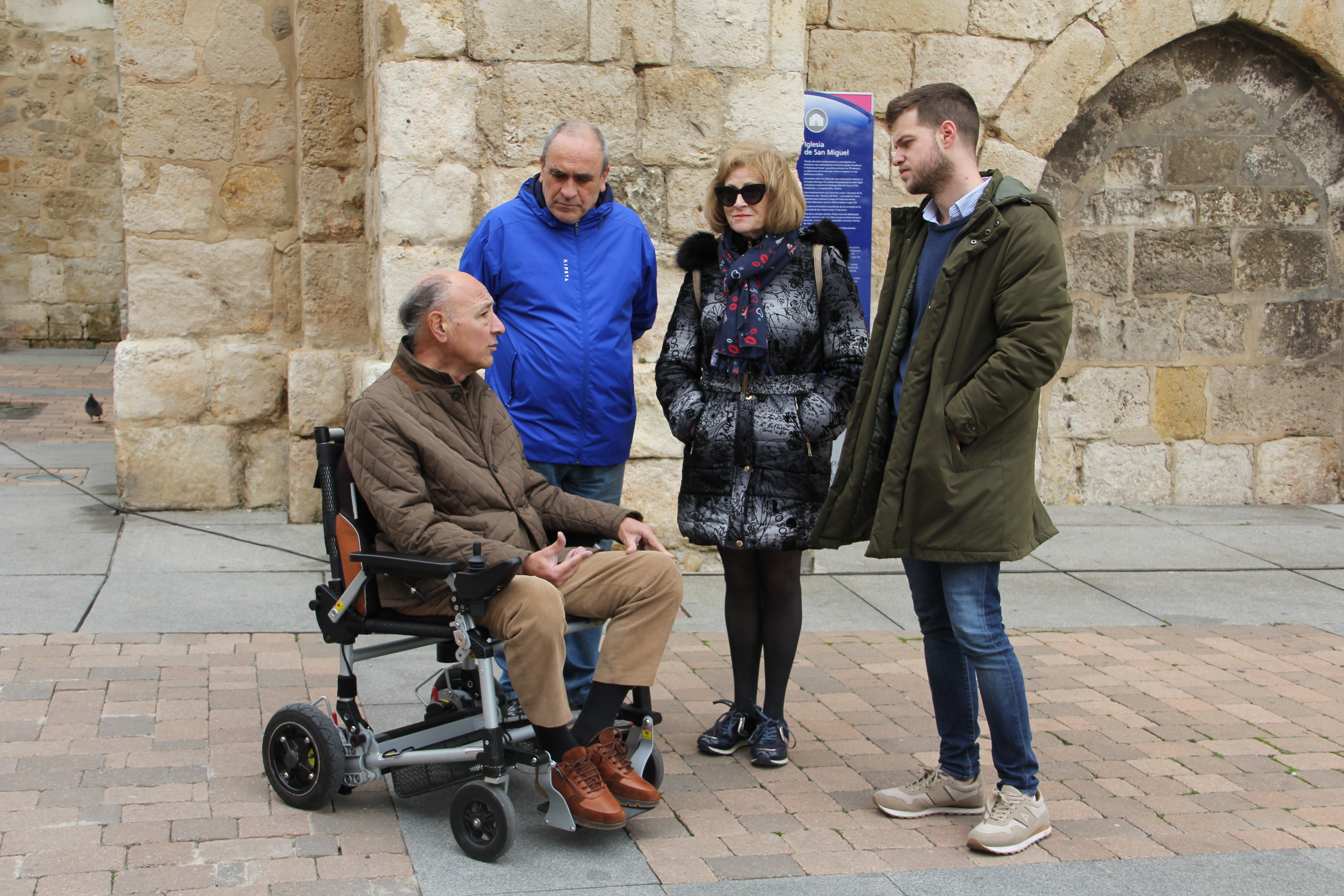 Bilbao y García conversan con el presidente de la Asociación de Vecinos de San Miguel.