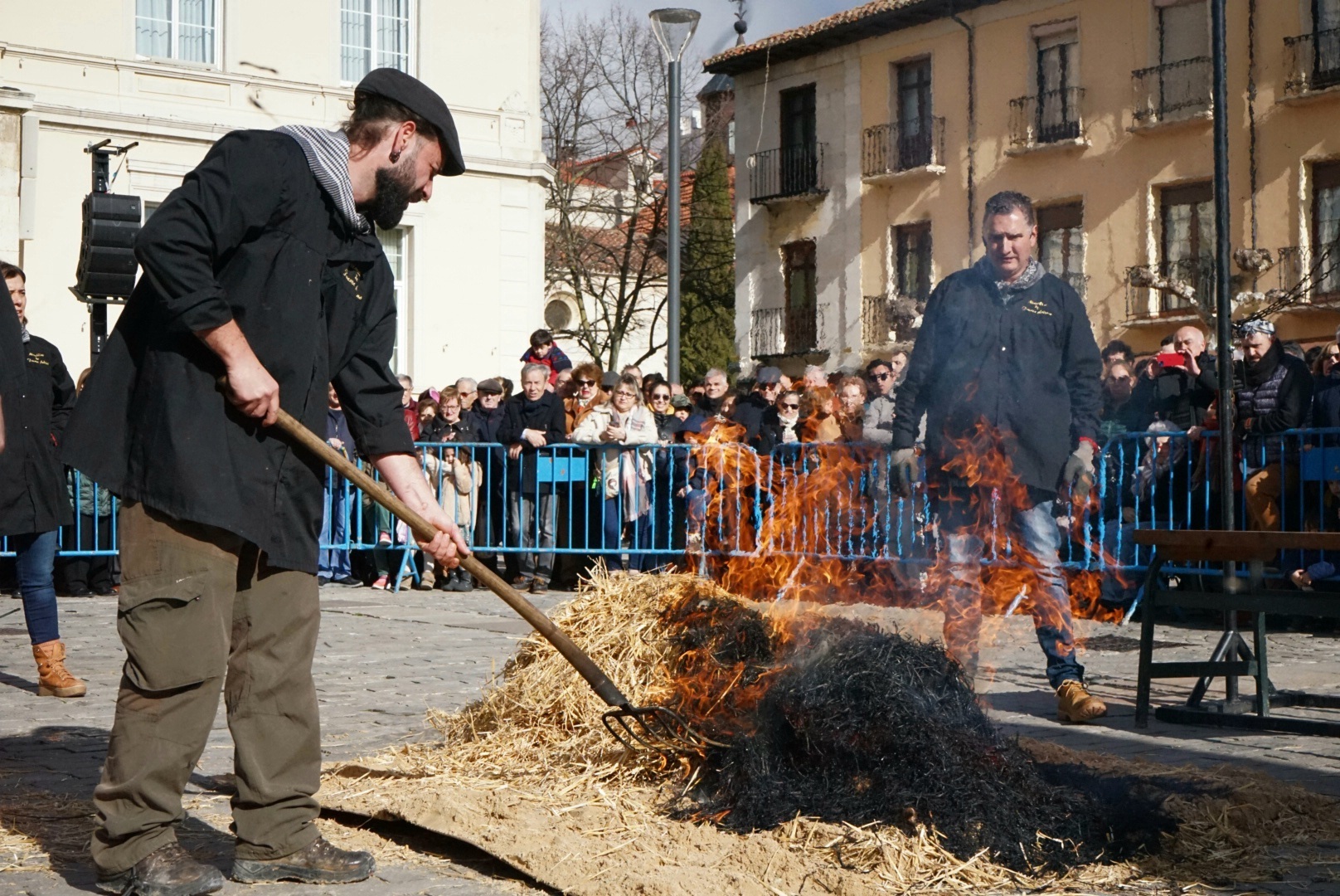 La exhibición realizada por Morcillas Fuenteandrino ha empezado con el chamuscado del marrano de 126 kilos.