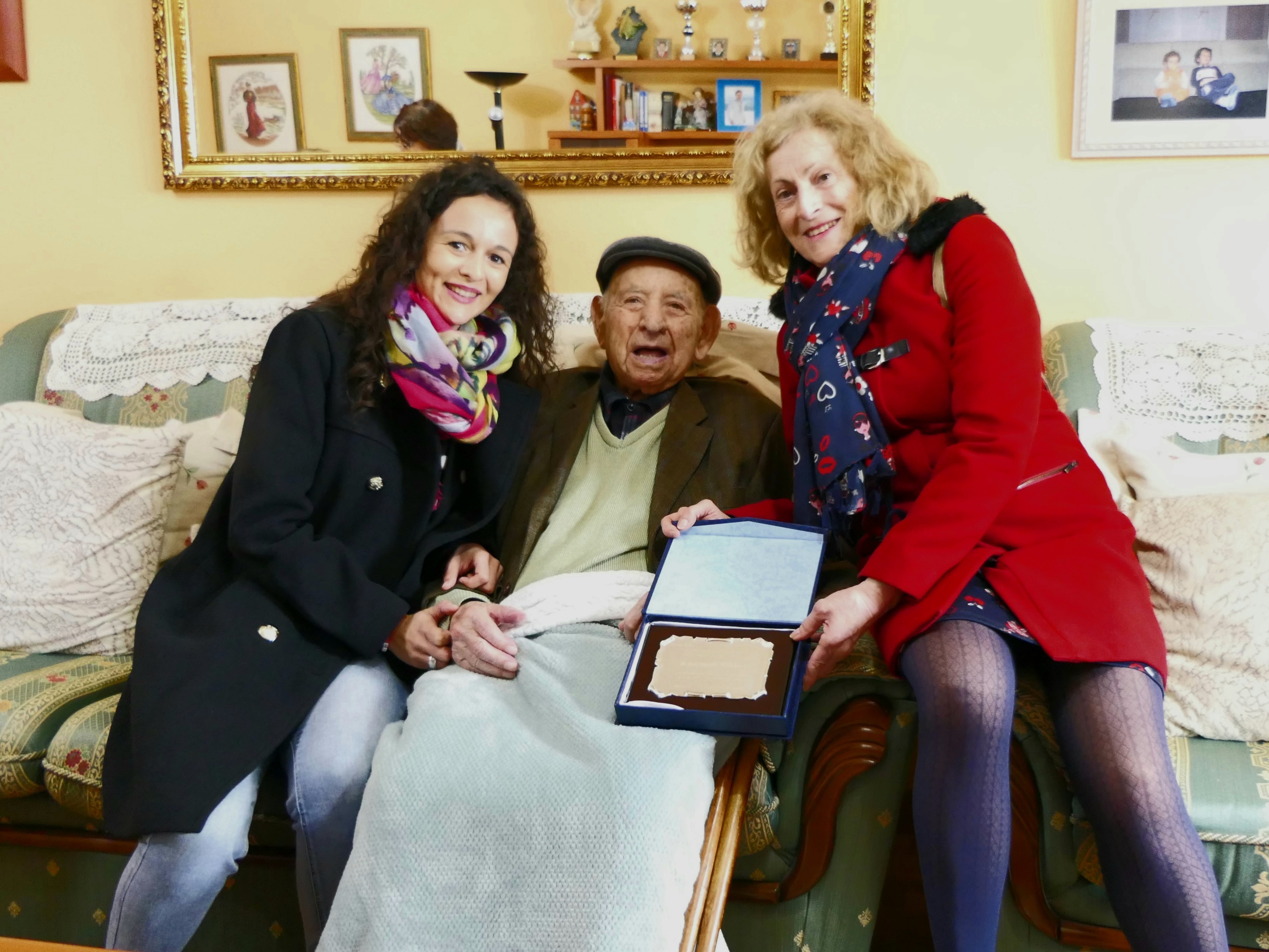 La concejala de Bienestar Social y Participación Ciudadana, Rosario García, ha sido la encargada de entregarles una placa conmemorativa.