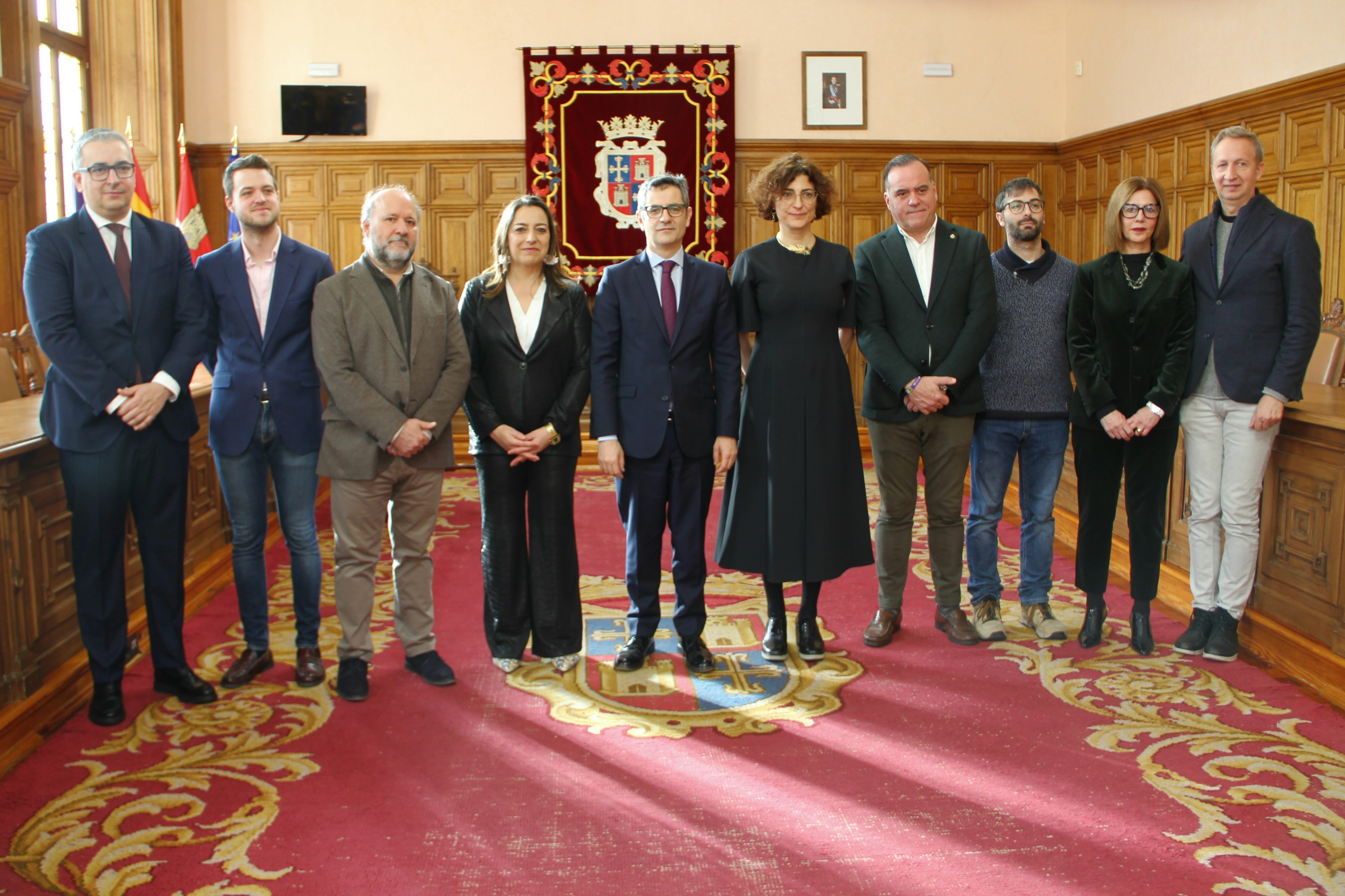 Foto de familia del Ministro junto a parte de la Corporación municipal. 