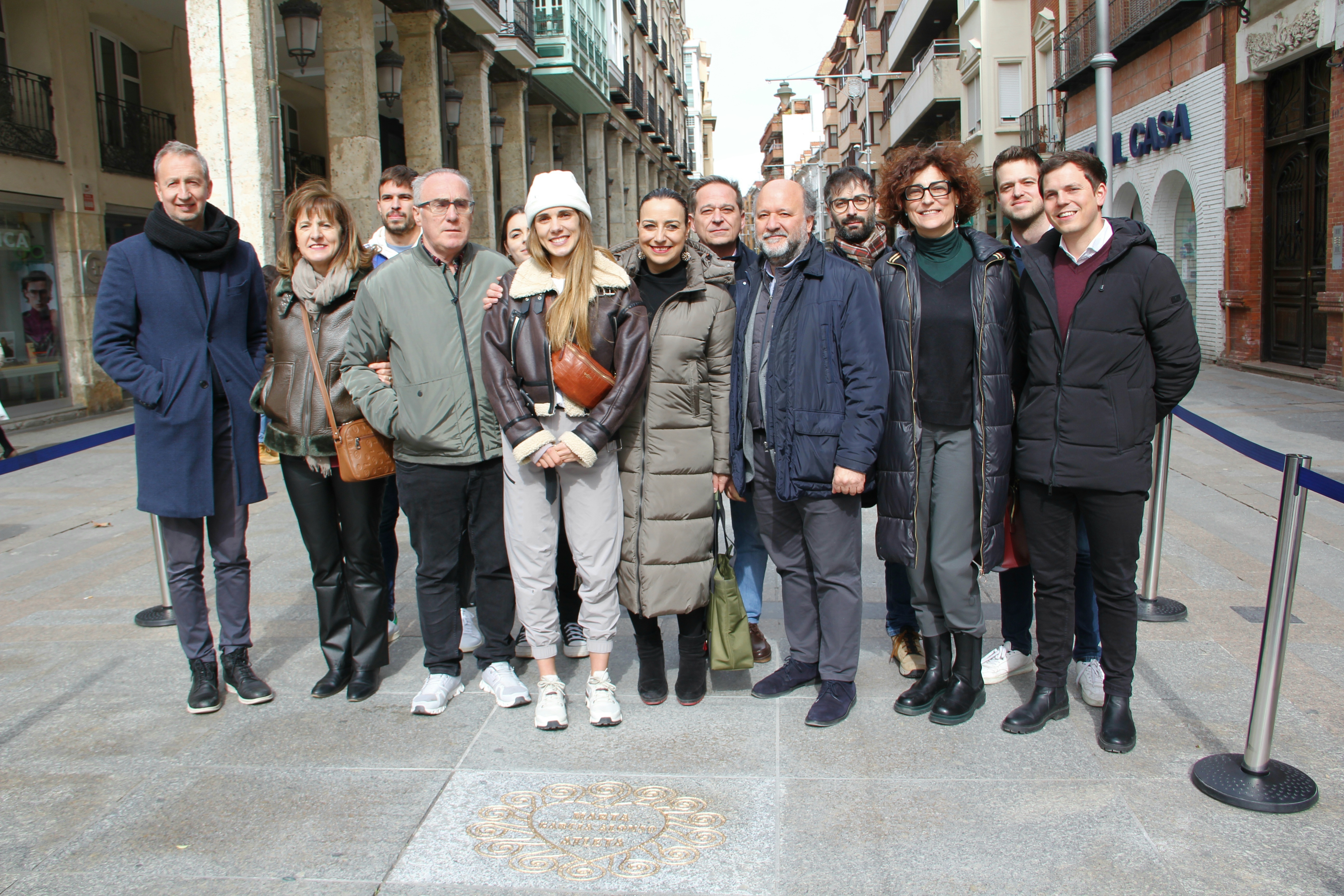 Foto de familia con la homenajeada.