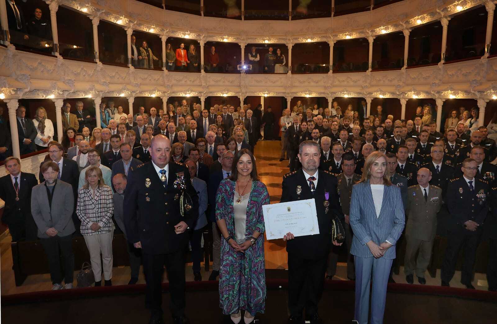 Foto de familia del acto institucional llevado a cabo en el Teatro Principal.