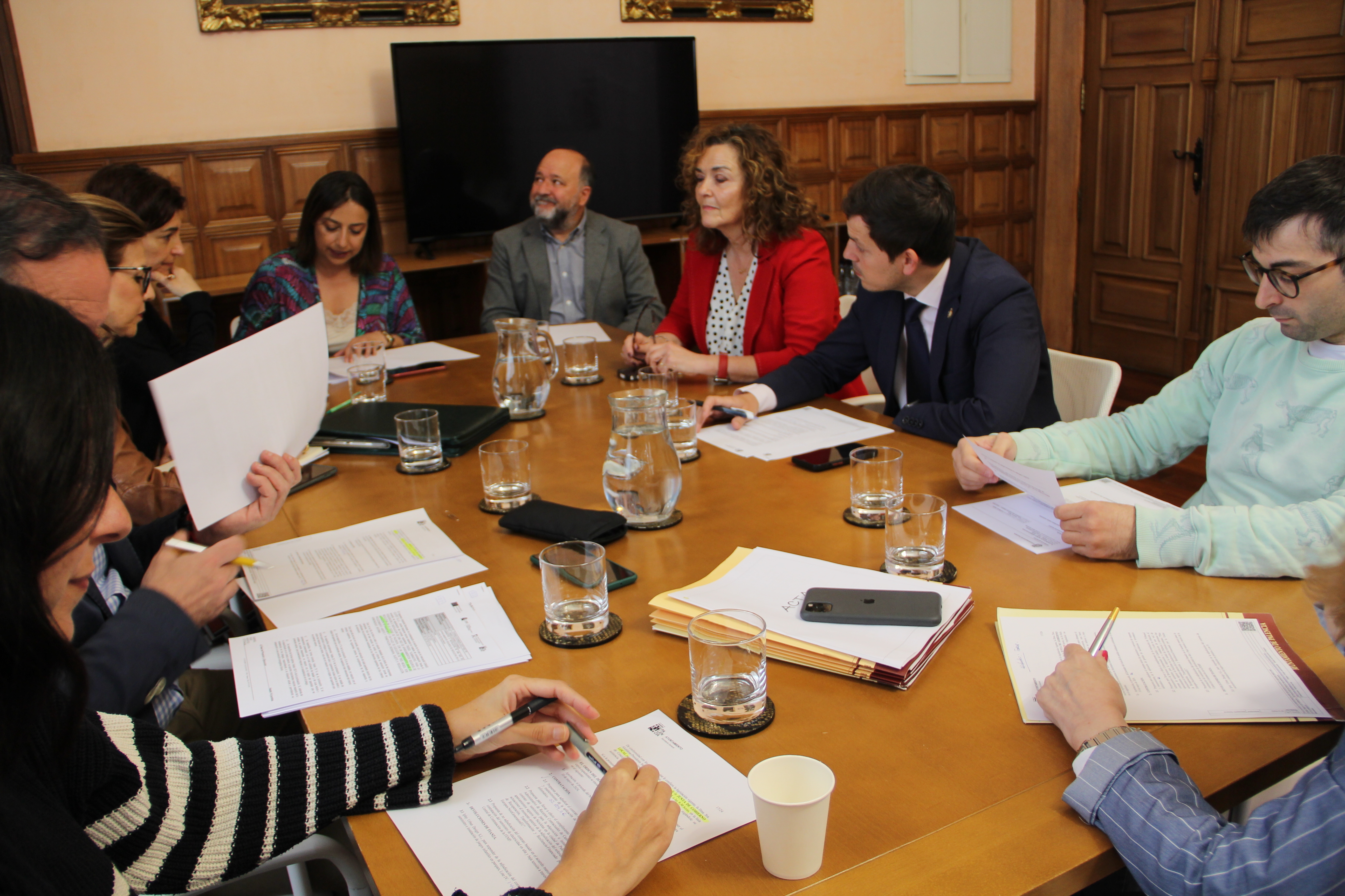 En el área de Bienestar Social se ha dado luz verde al convenio subvención con una cuantía de 7.255 euros con la ‘Asociación de Vecinos Pan y Guindas’