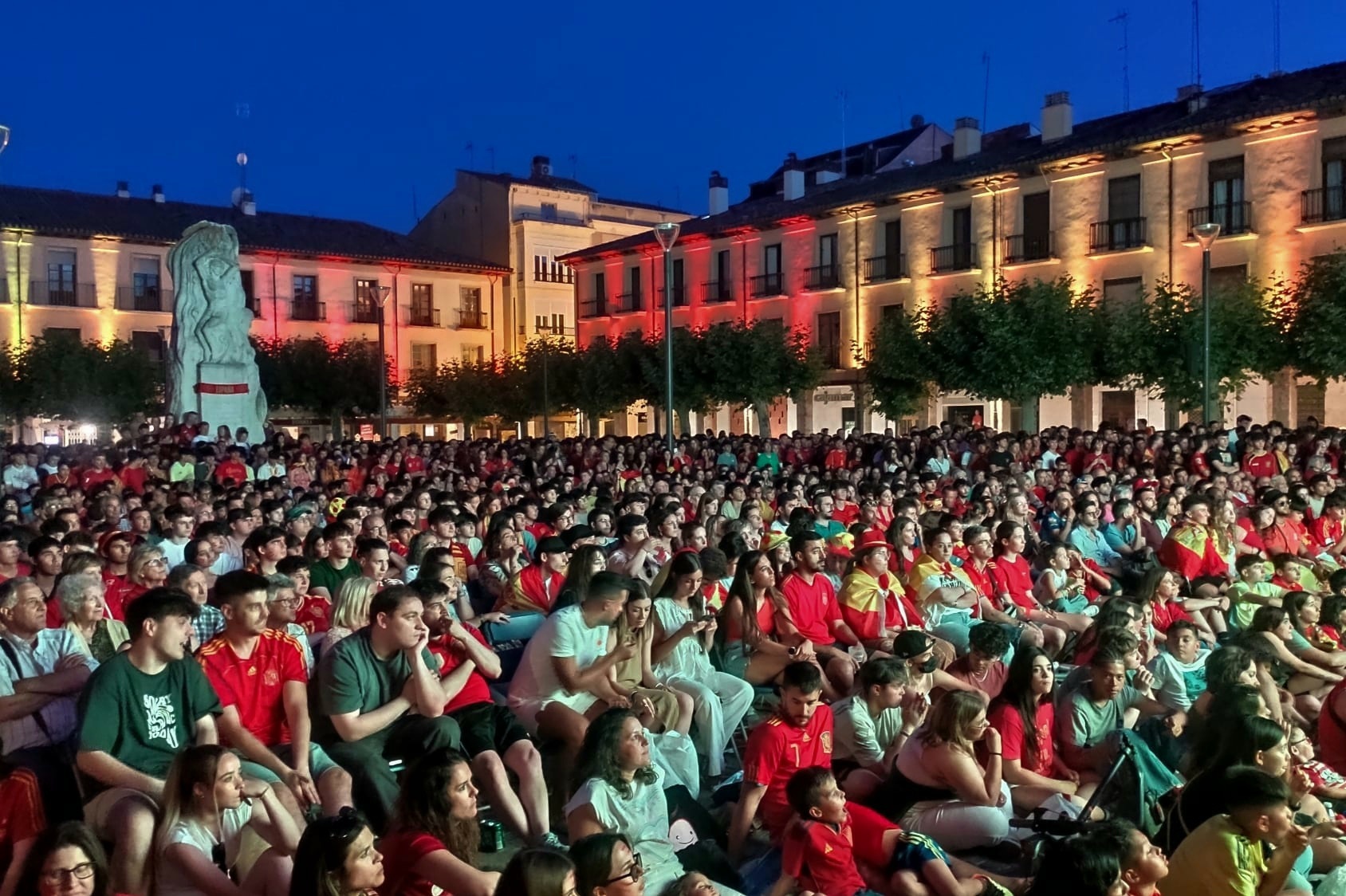 La Plaza Mayor se quedó pequeña para coger a los cientos de aficionados. 