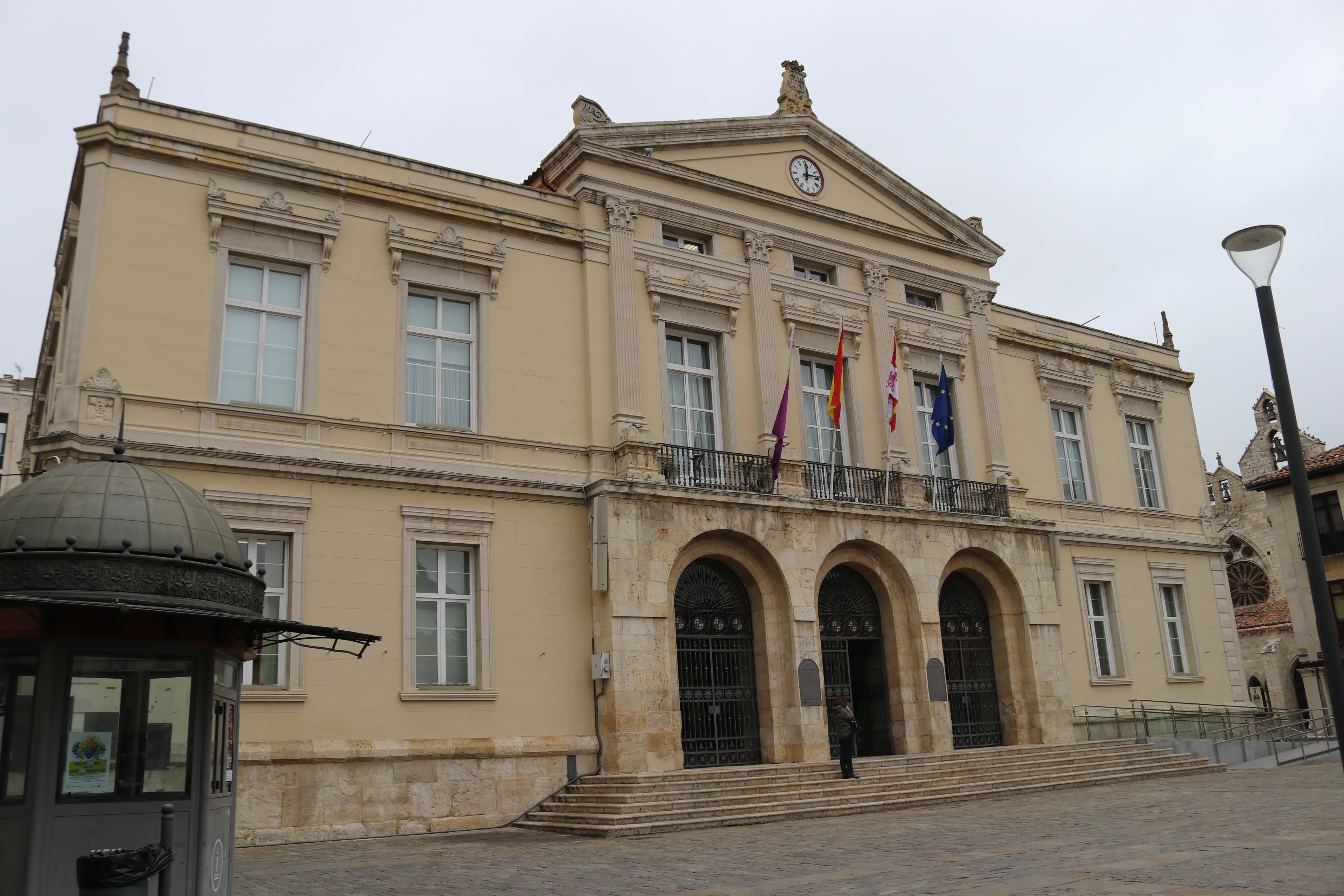 La bandera de la Casa Consistorial ondea a media asta.