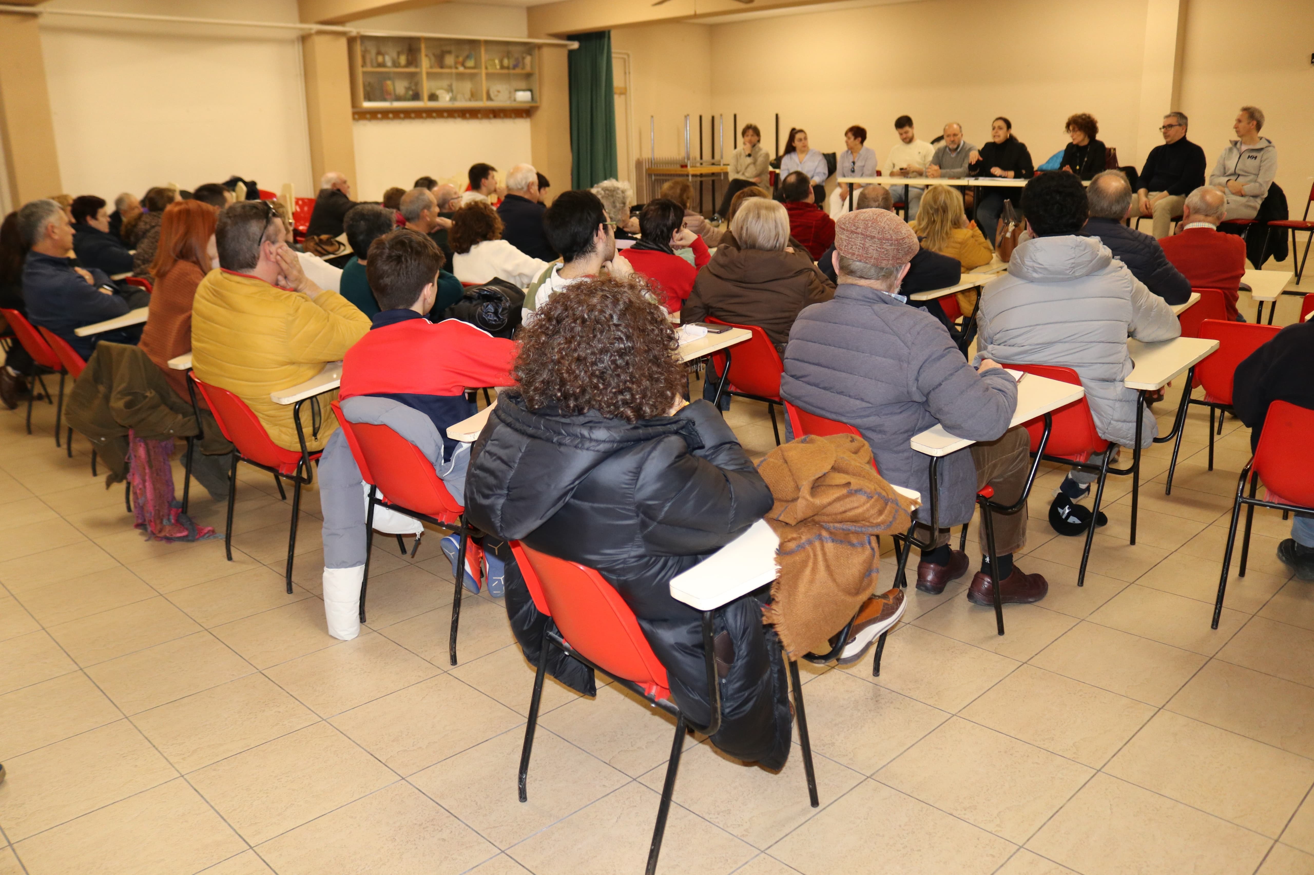 Un momento del encuentro mantenido con los vecinos del barrio de San Juanillo.