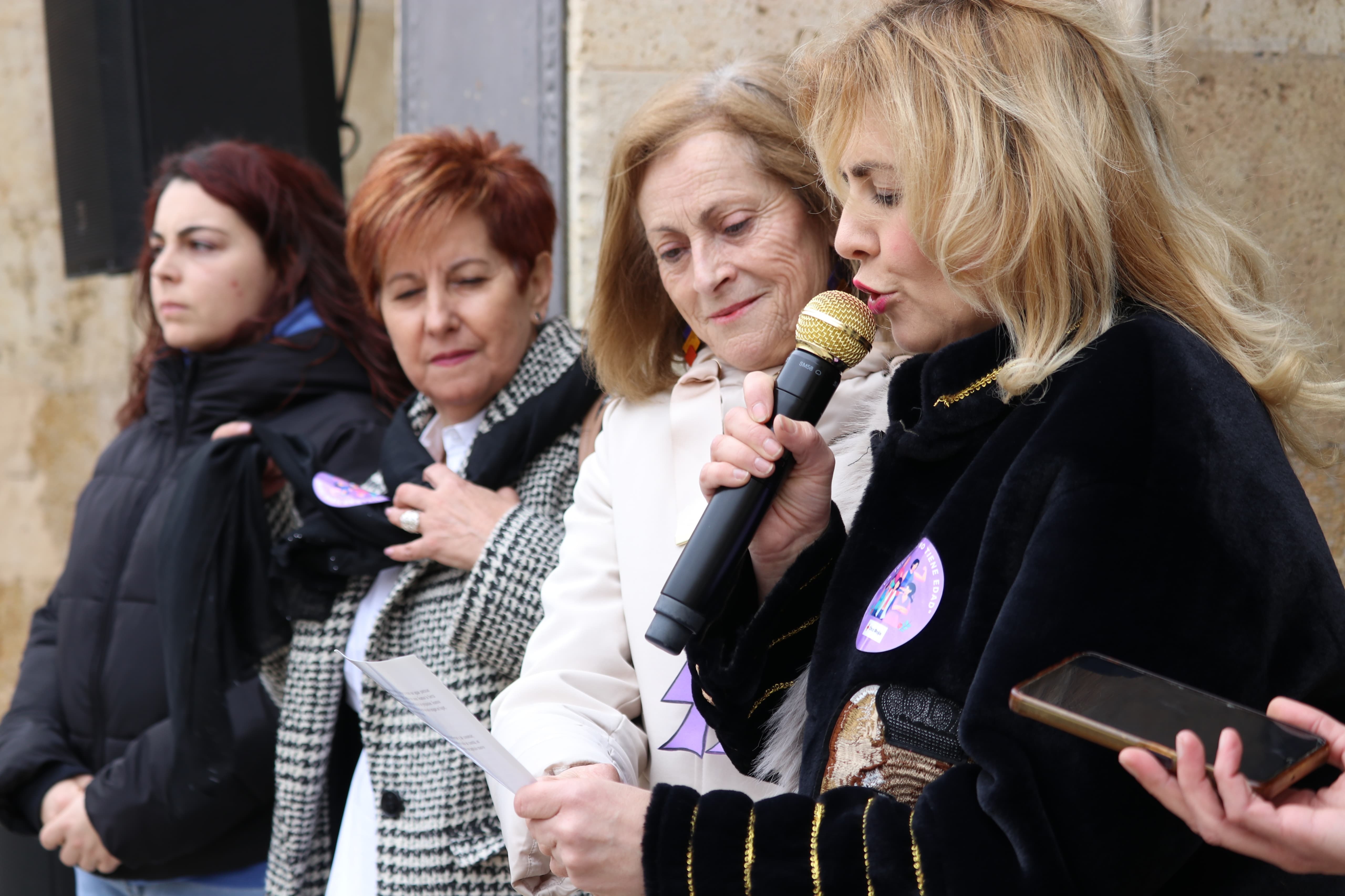 Un momento de la lectura del manifiesto conmemorativo del 8M por Rosana Largo.