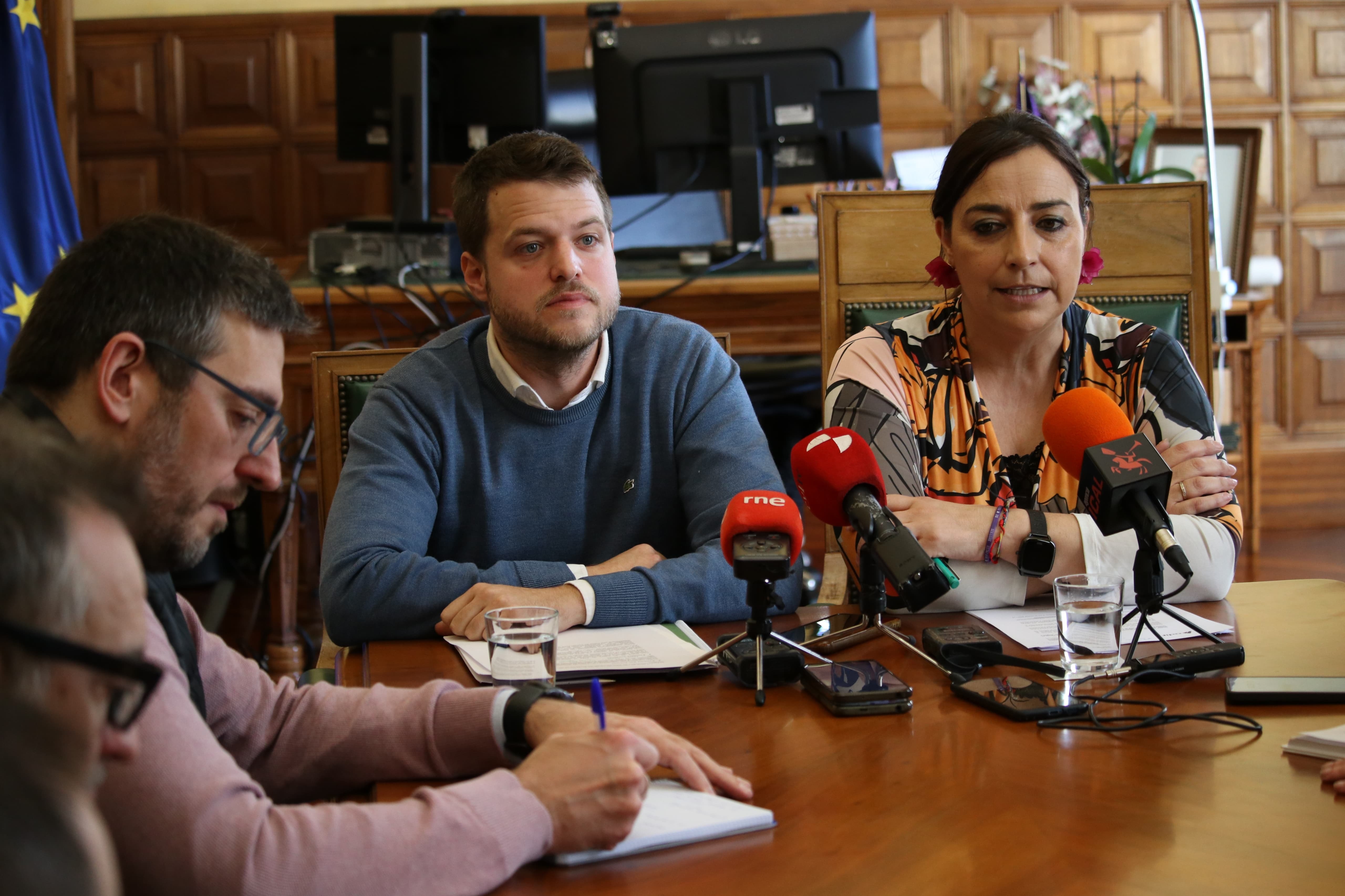 Bilbao y Andrés ofrecieron una rueda de prensa en el despacho de Alcaldía.