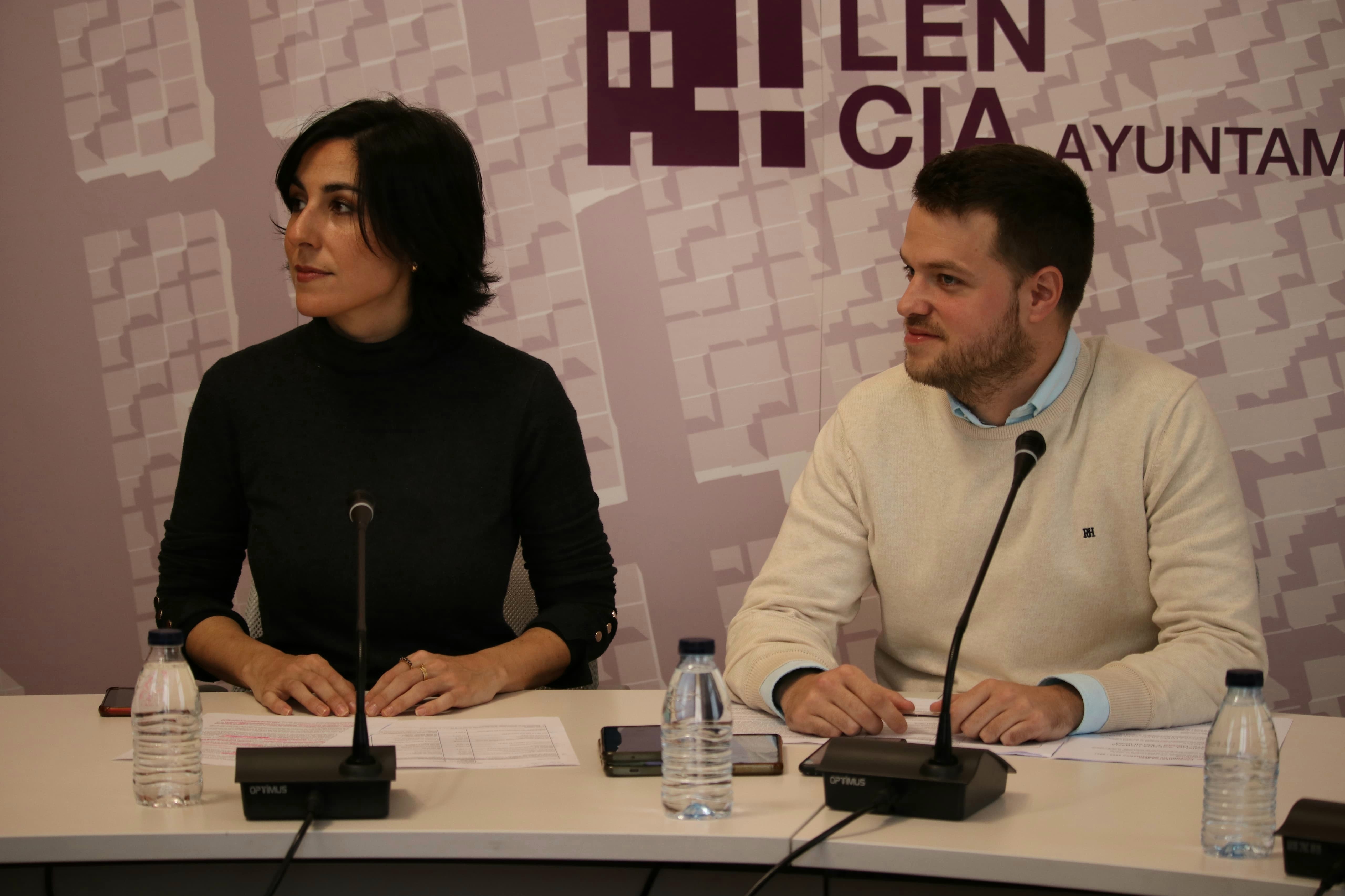Un momento de la rueda de prensa ofrecida por Marta Font y Álvaro Bilbao.