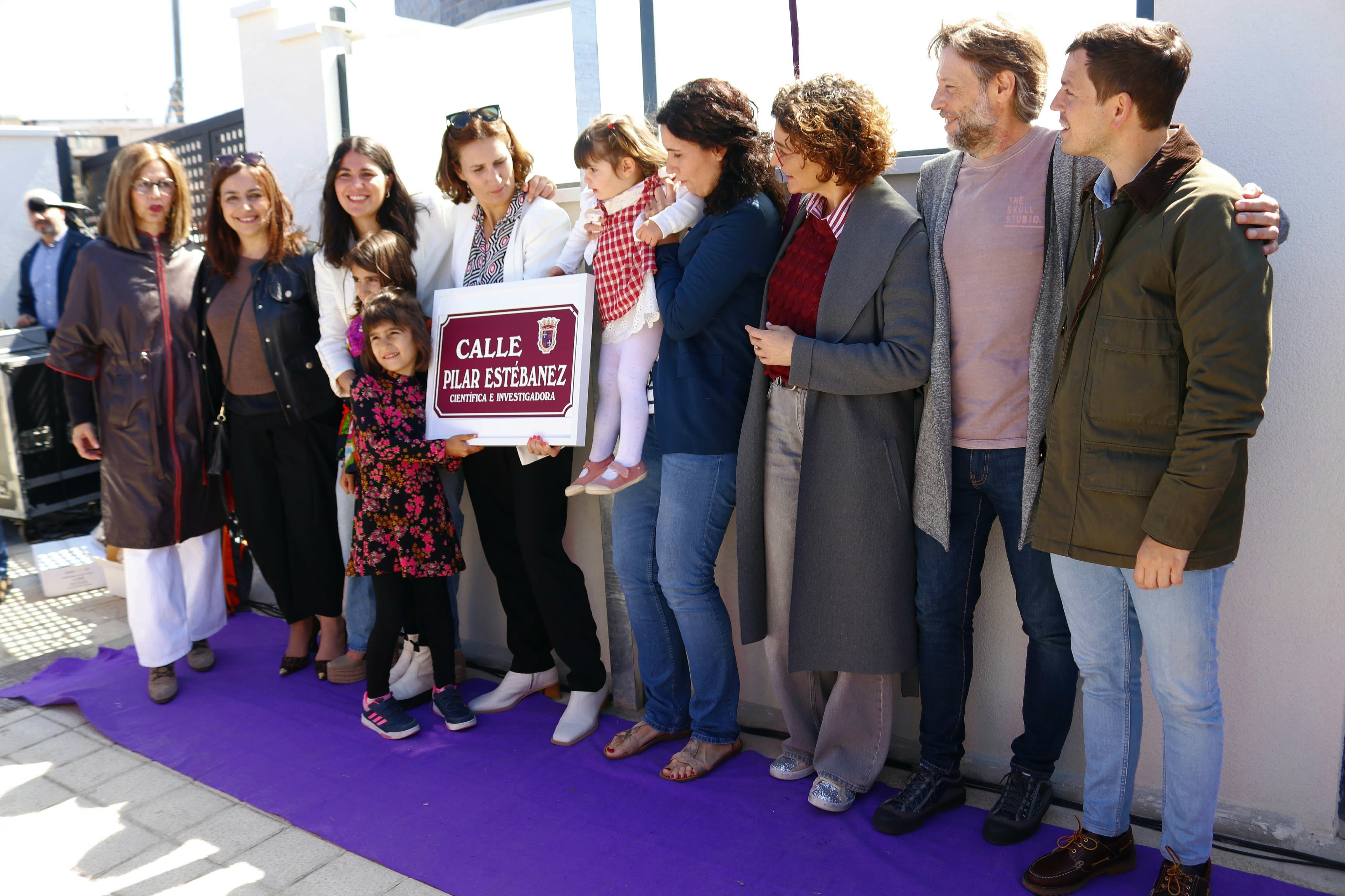 La alcaldesa y varios miembros de la Corporación municipal posan junto a su familia.