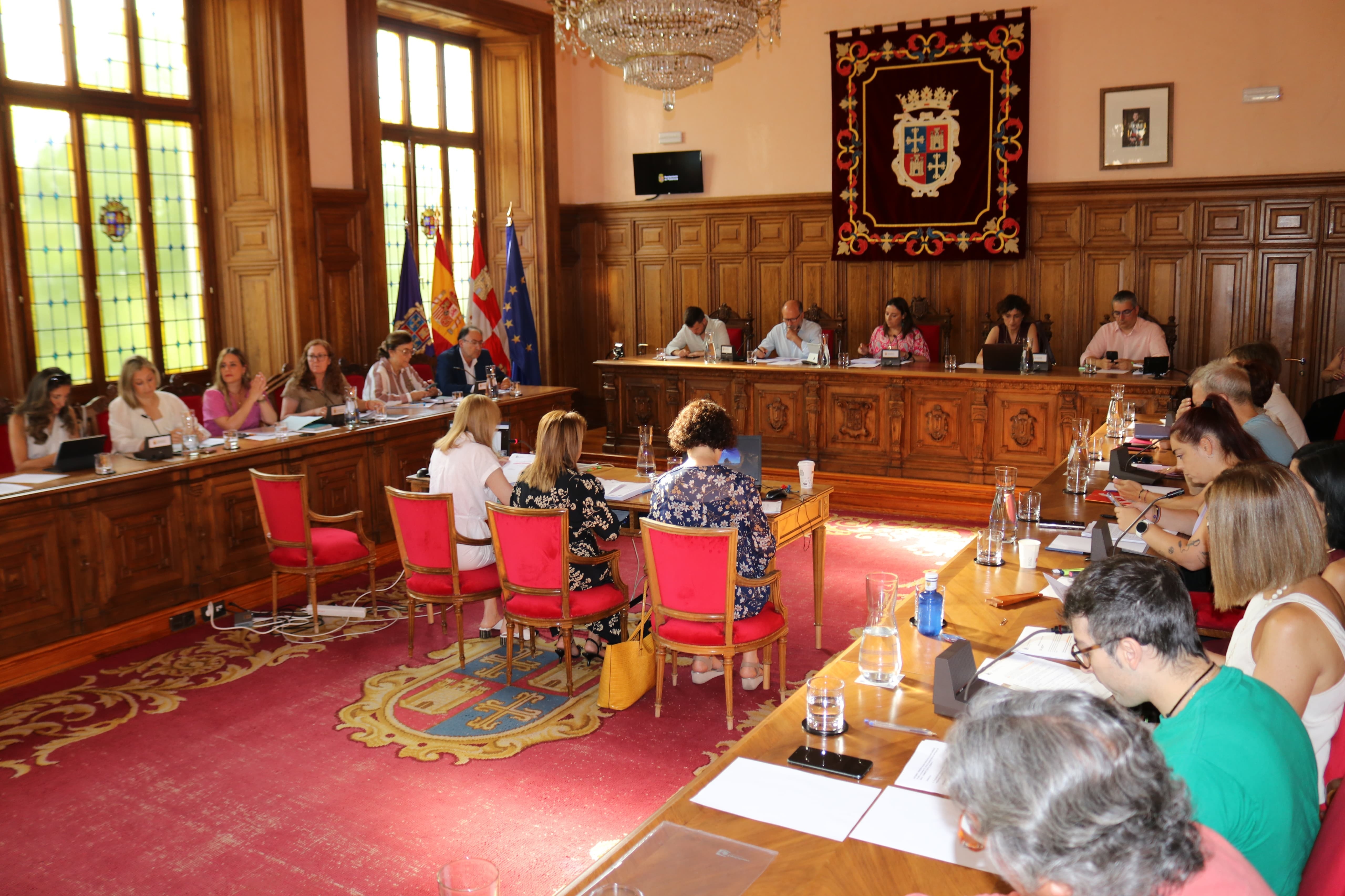 Igualmente, ha salido adelante, la propuesta del equipo de Gobierno de delegar a la Junta de Gobierno Local la contratación del nuevo servicio de recogida de papel y cartón para tratar de acelerar los plazos.