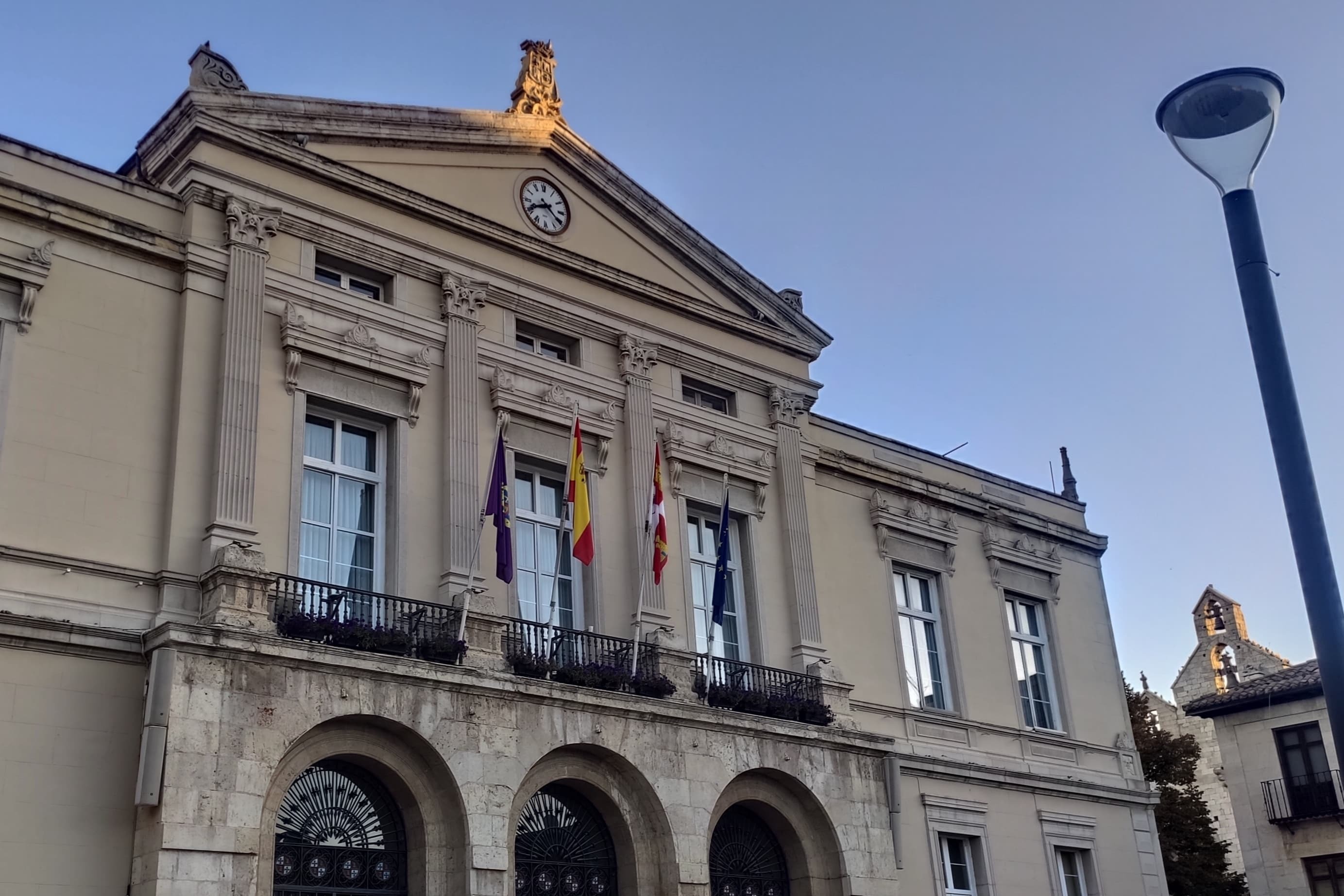 La sentencia, que no es recurrible, condena a la empresa ejecutora a una sanción de 500 euros por contravenir la Ordenanza Municipal para la protección del medio ambiente contra las emisiones de ruidos y vibraciones.