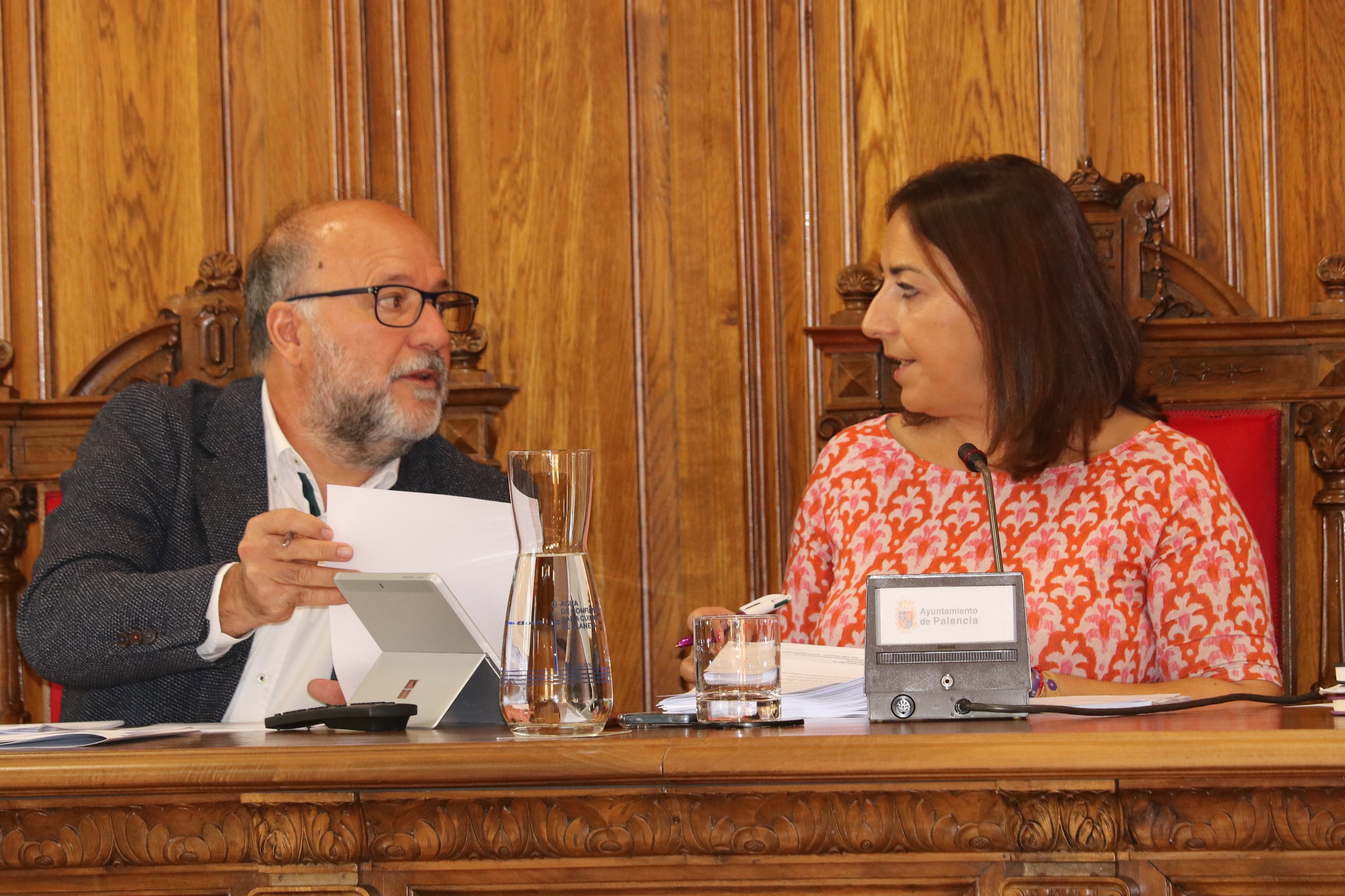 Carlos Hernández y Miriam Andrés durante la celebración del pleno.