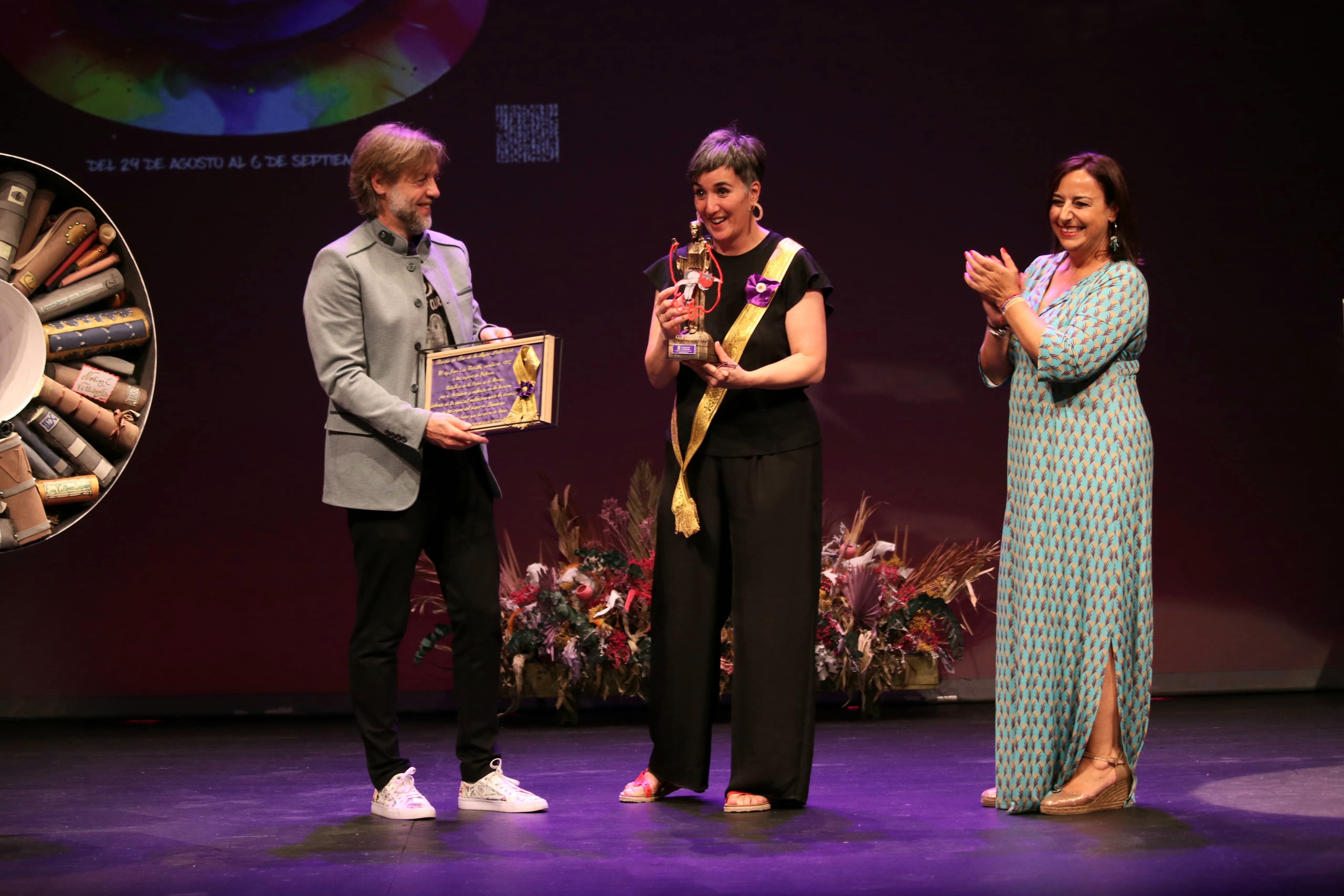 Un momento de la entrega del Cristo y de la Banda Dorada  en el Teatro Principal.