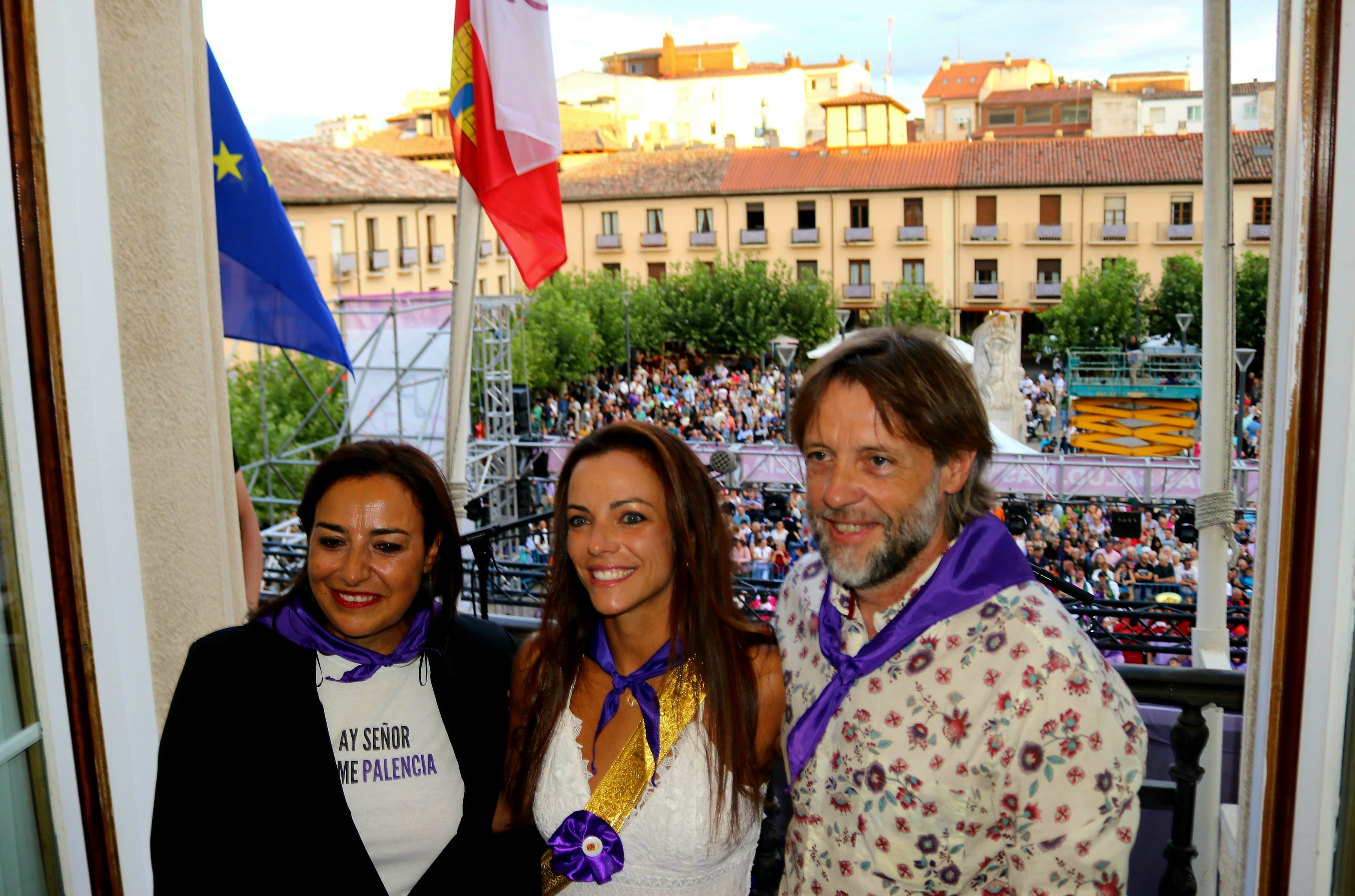 La alcaldesa y el concejal de Cultura, Turismo y Fiestas junto a la pregonera. 