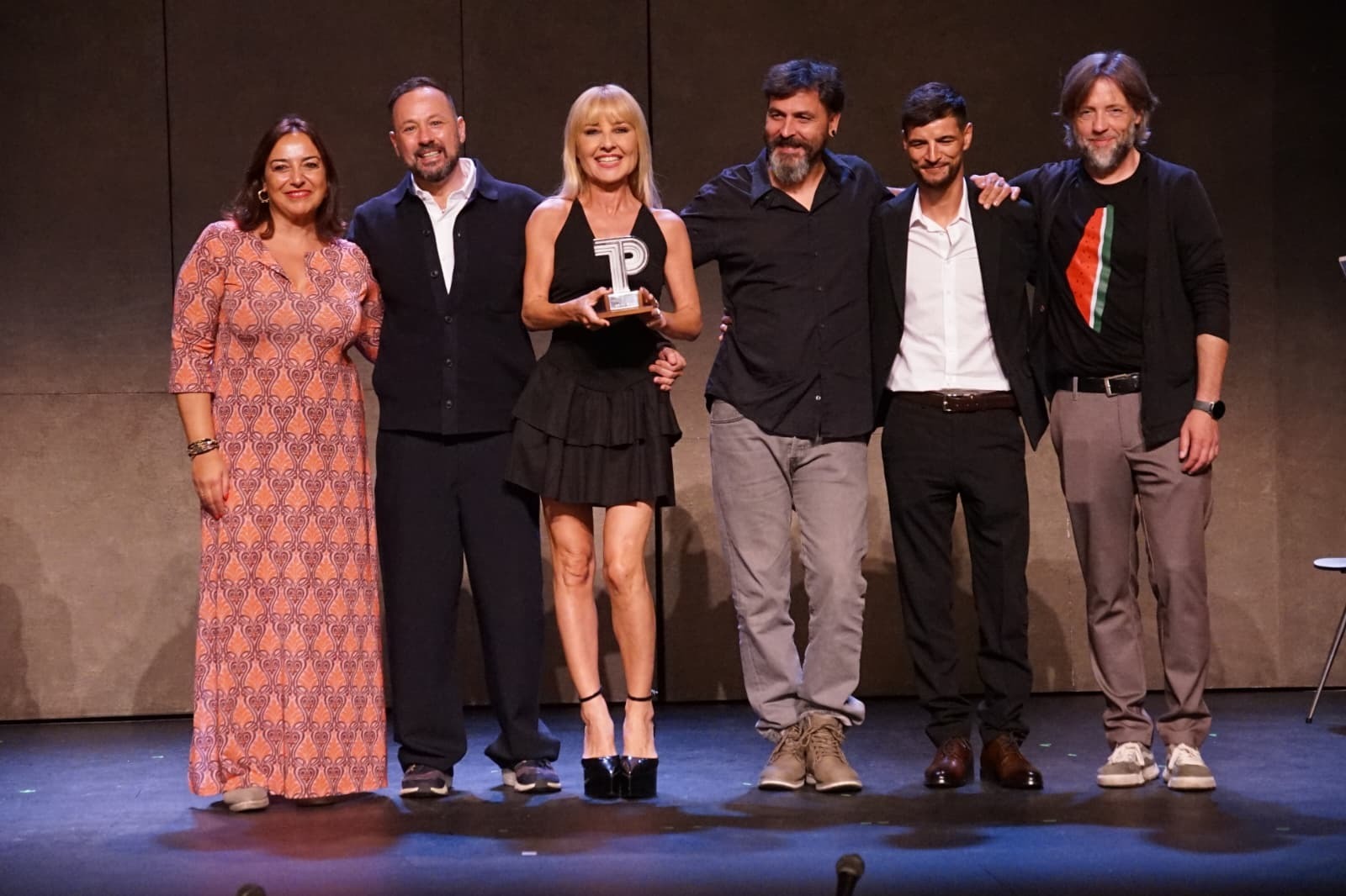 Miriam Andrés y Francisco Fernández posan en la foto de familia junto a los premiados por el público de la pasada edición.