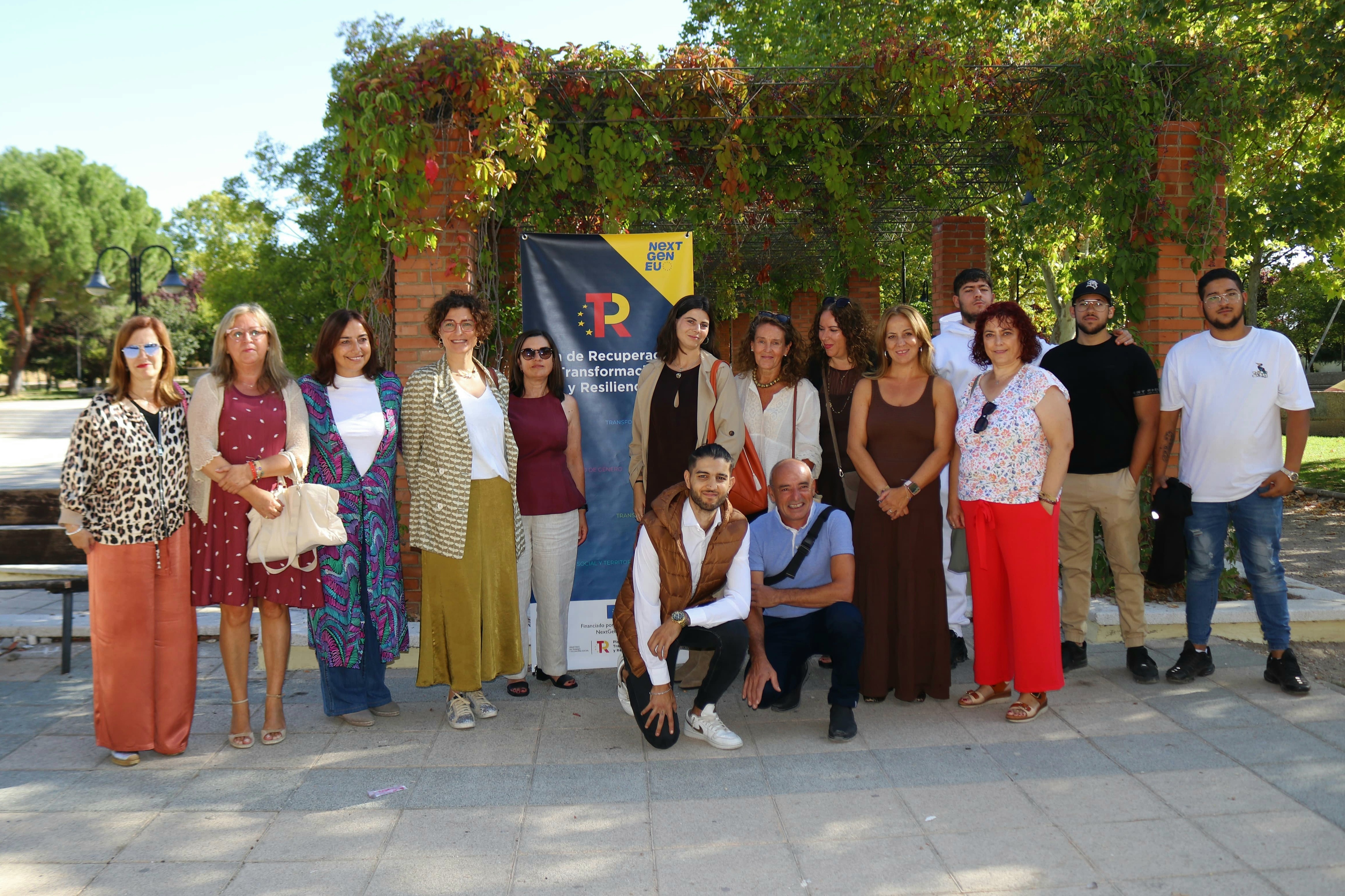 Foto de familia junto algunos de los alumnos participantes en el programa.