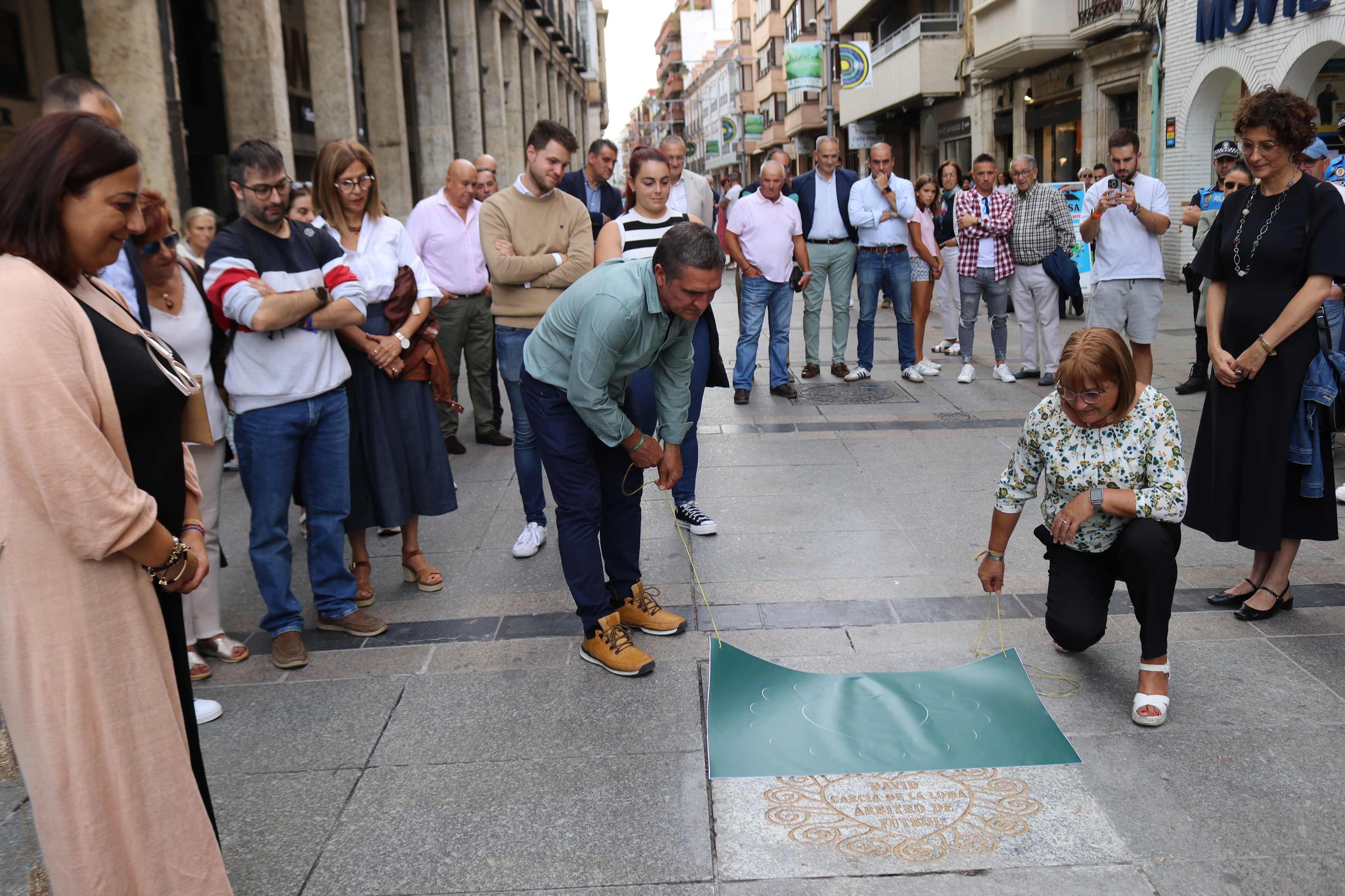  En el acto institucional, celebrado al inicio de la Calle Mayor como un reconocimiento inmortal a un arbitro de fútbol cuya vida fue ejemplo de superación, su hermano Sergio García de la Loma, tomó la palabra.