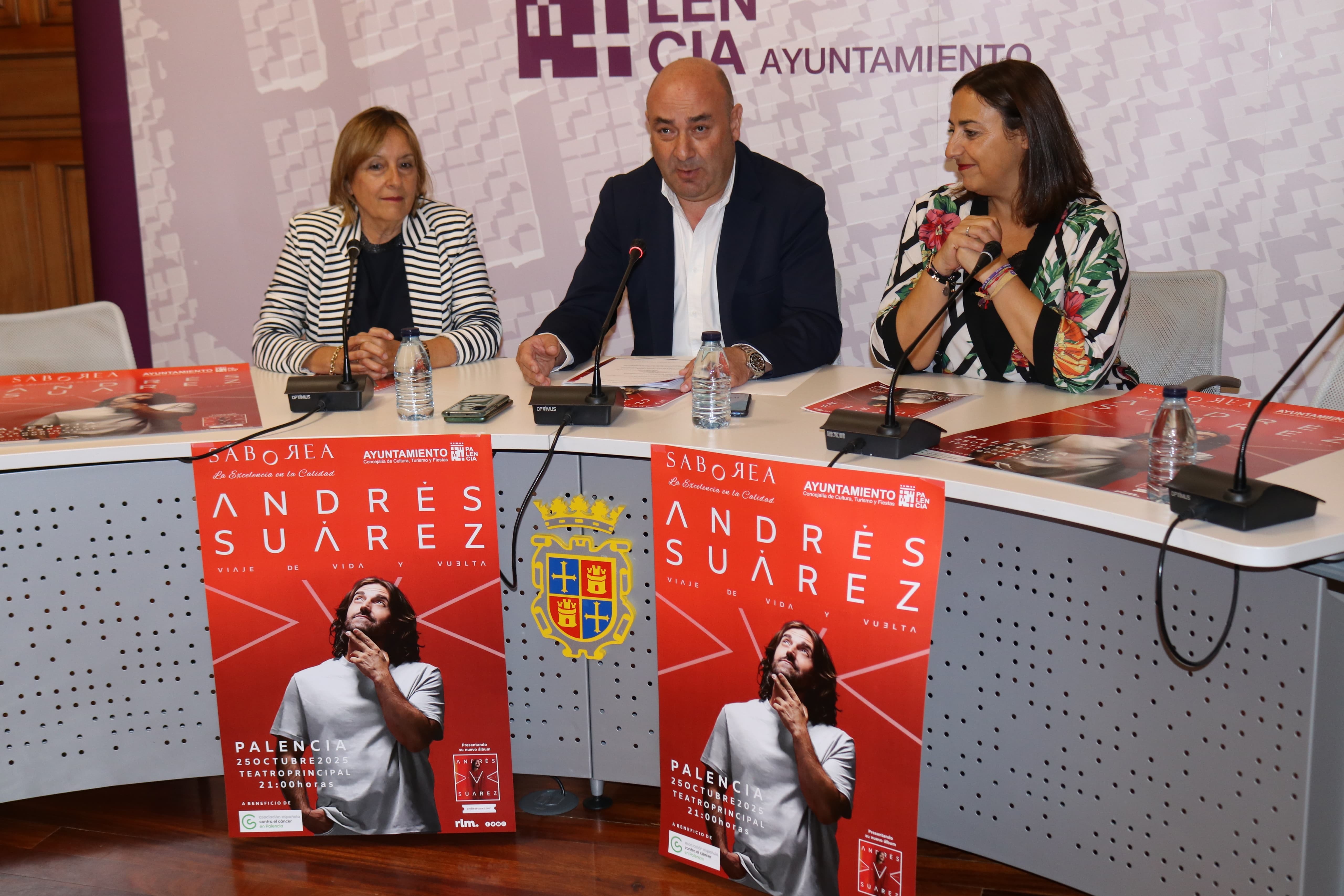 La alcaldesa, Miriam Andrés, estuvo en la rueda de prensa acompañando a la presidenta de la AECC Palencia, Rosa Andrés y al gerente de la empresa palentina Saborea, José Manuel Fernández.
