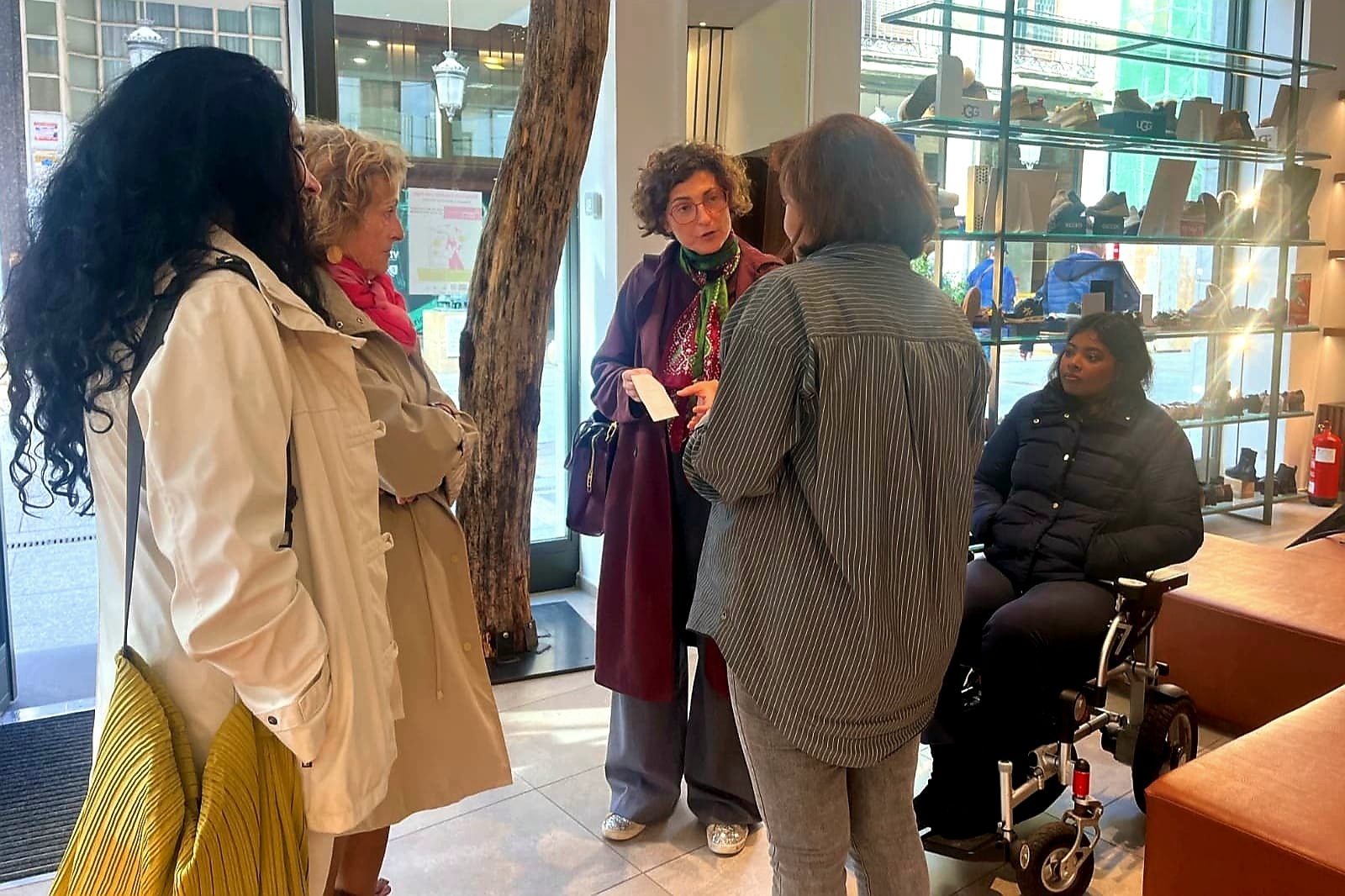 Las concejalas de Impulso Económico y de Bienestar Social, Judith Castro y Charo García, visitaron algunos de estos comercios junto al equipo de COCEMFE y una usuaria en silla de ruedas.