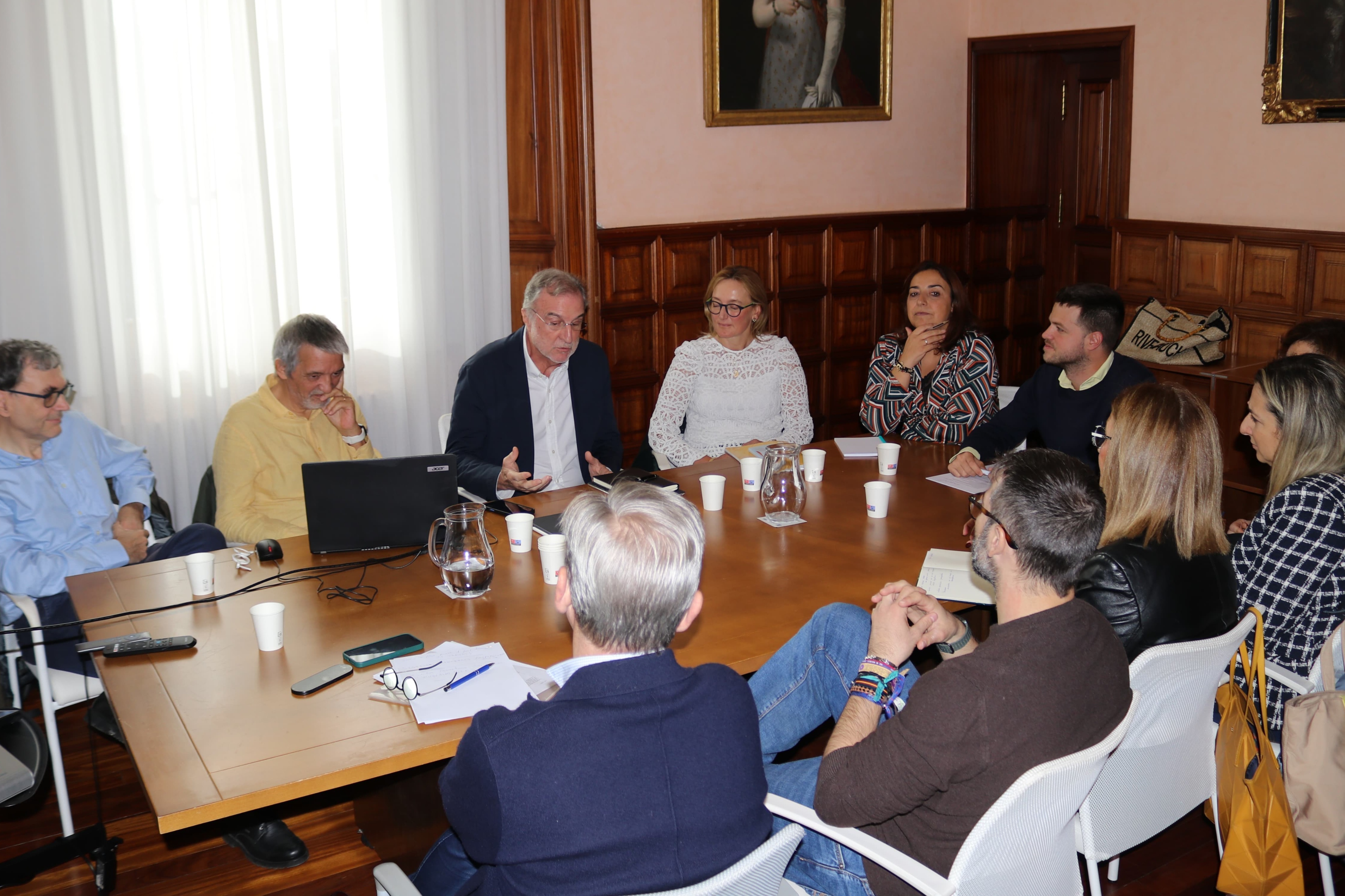 Un momento de la reunión celebrada en la sala de concejales.