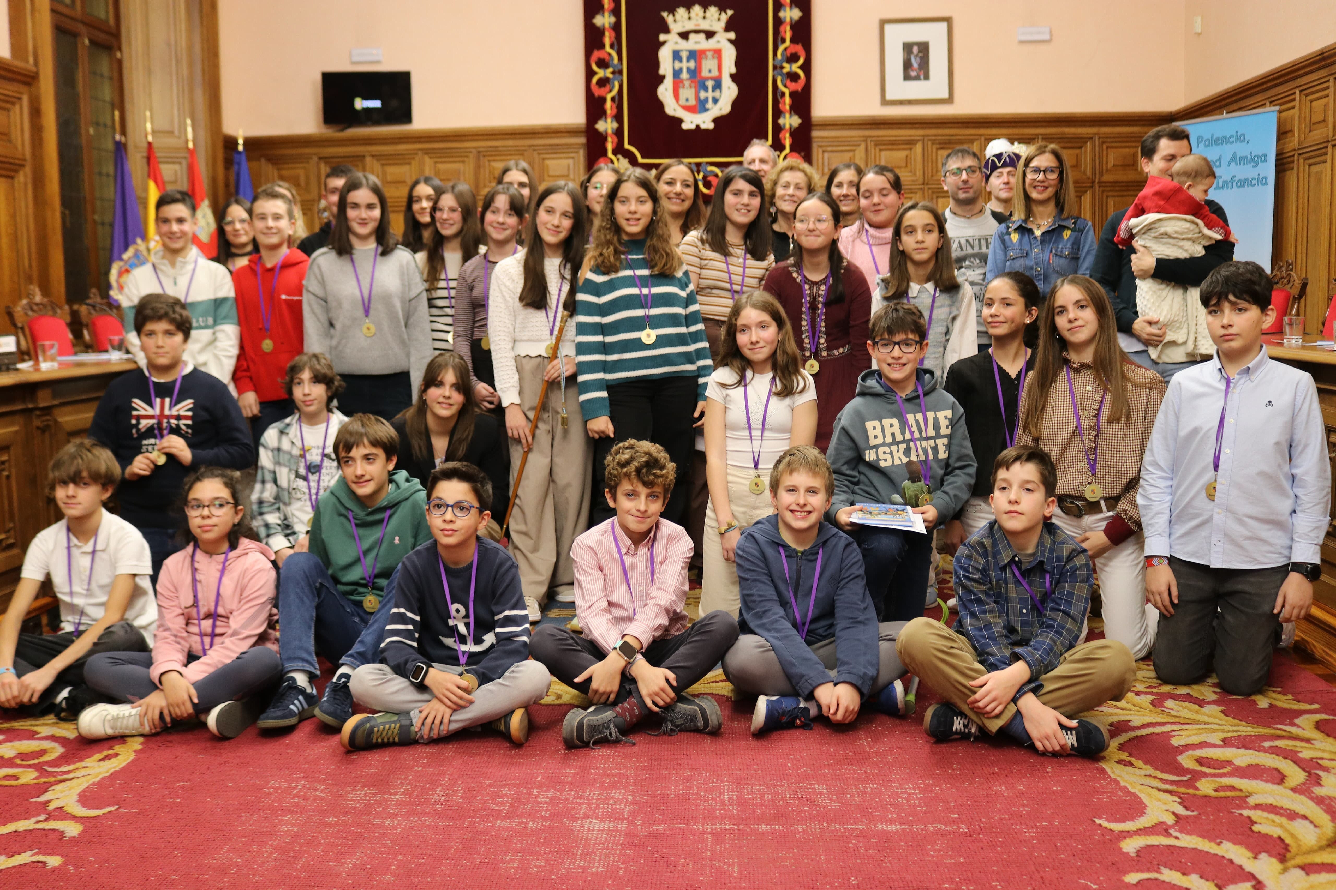 Foto de familia de los niños y niñas participantes en el Pleno Infantil.