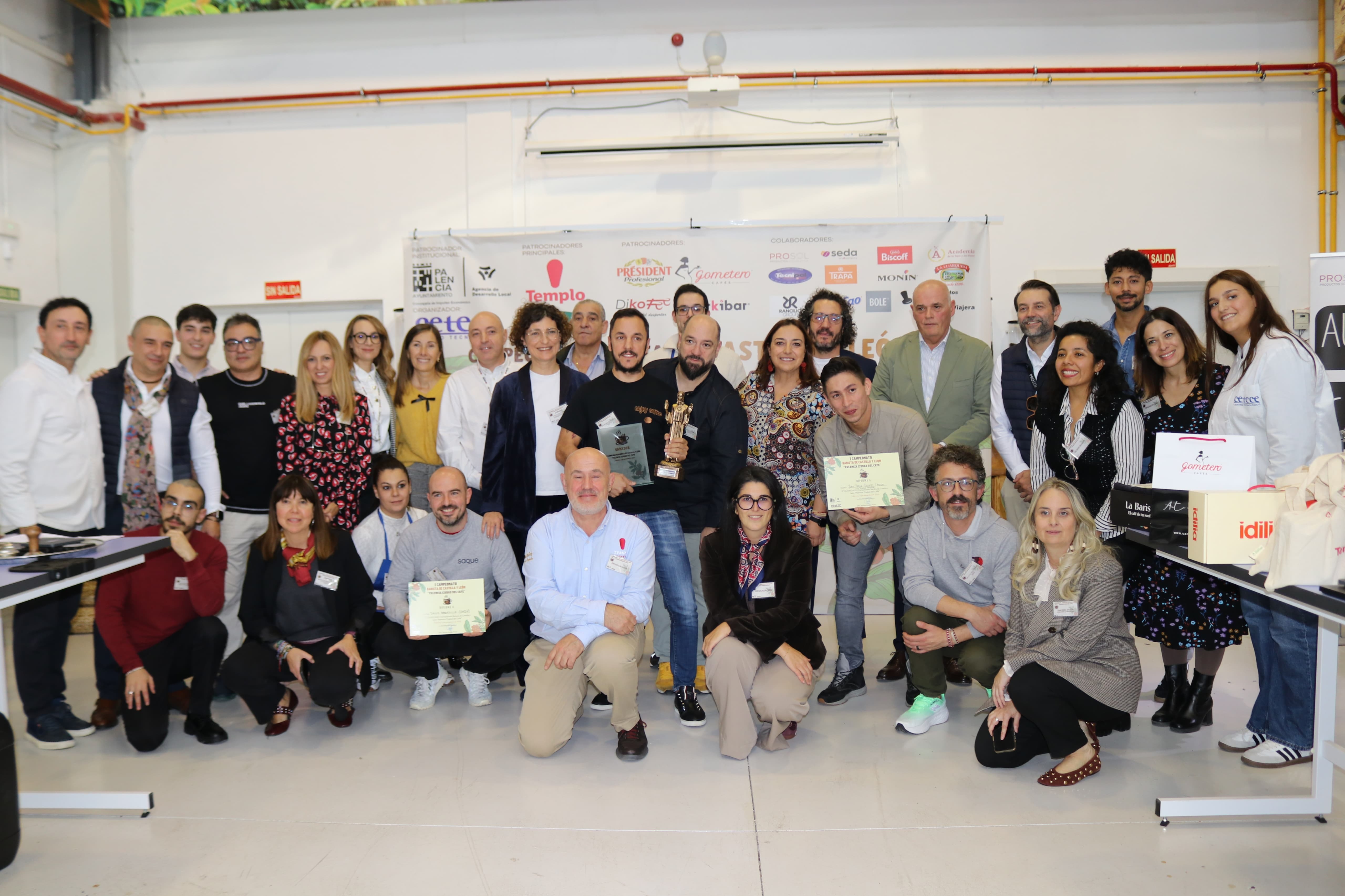 Juan Pablo Gallego, de la Dulce Parada 25 (Ávila), y David Barcenilla, de Saque Cocina Casual Food (Palencia), logran el segundo y tercer puesto en el I Campeonato Barista de Castilla y León “Palencia Ciudad del Café”