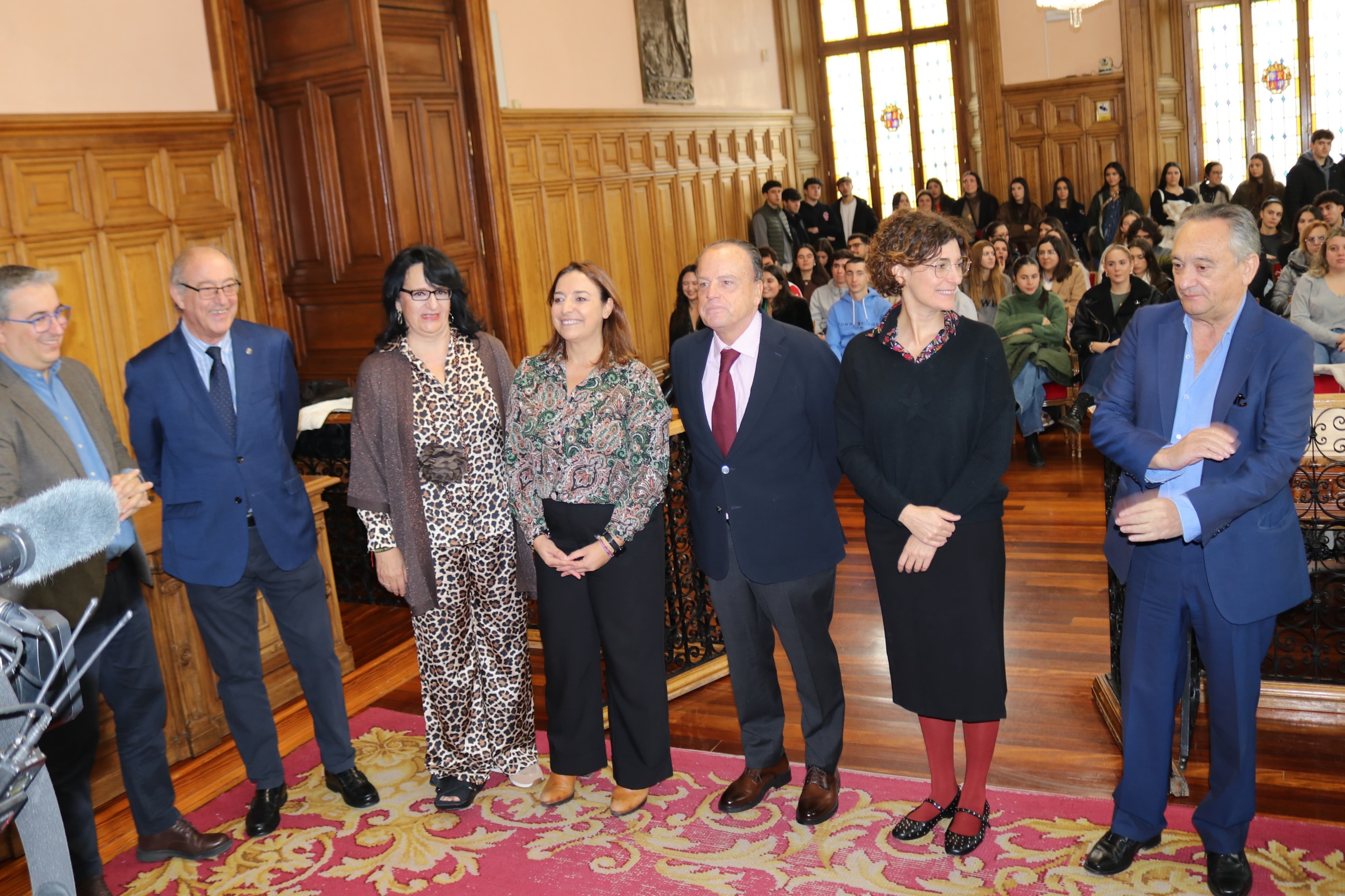 Durante el acto de bienvenida, la regidora palentina ha subrayado la importancia de que los jóvenes conozcan la institución local.