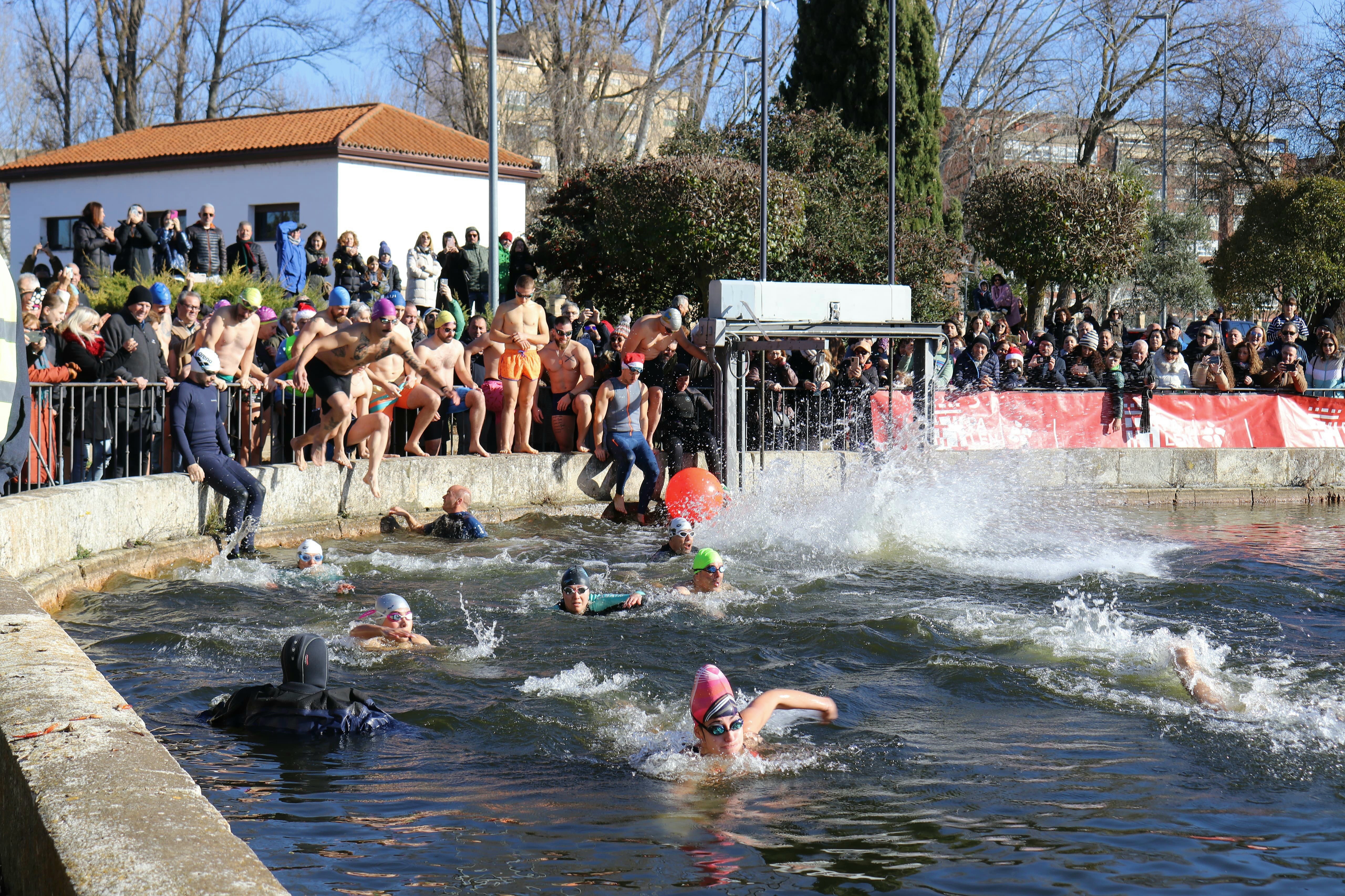 El Chapuzón Navideño reúne en la Dársena del Canal a más de mil personas por una buena causa 