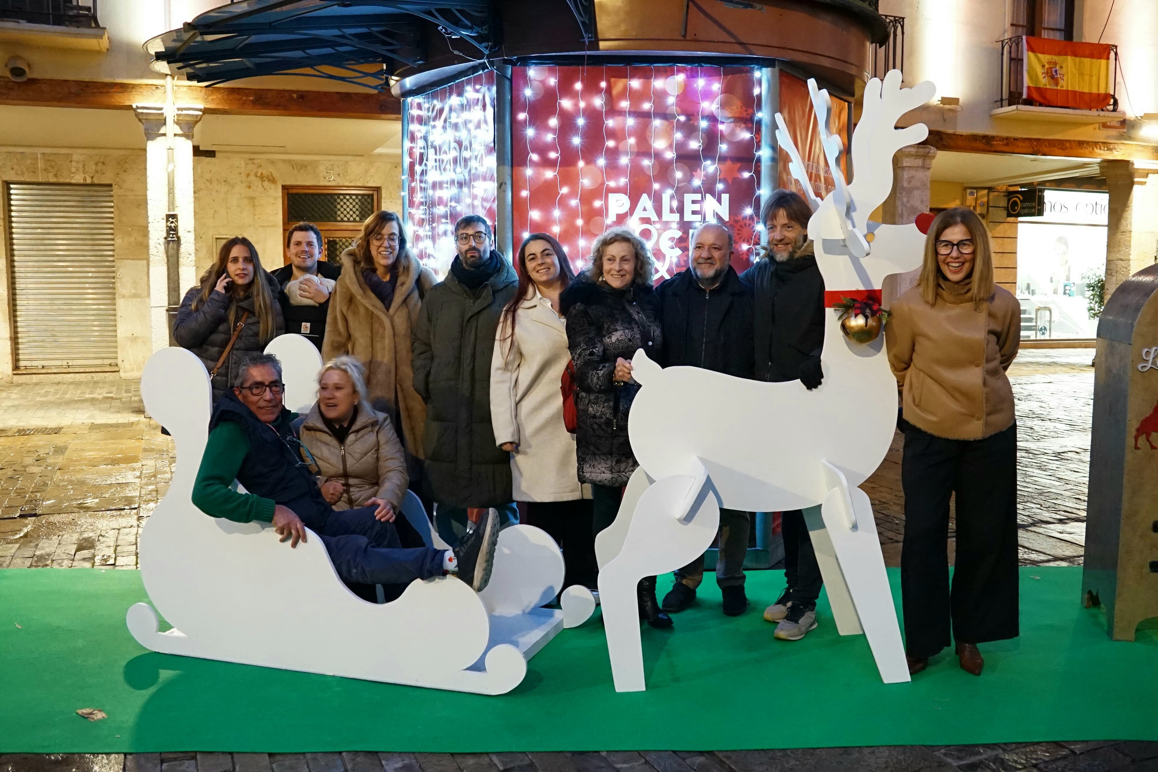 Un mercado que llega en esta ocasión cargado de actividades. Entre ellas, el Photocall en el que posan varios miembros de la corporación.