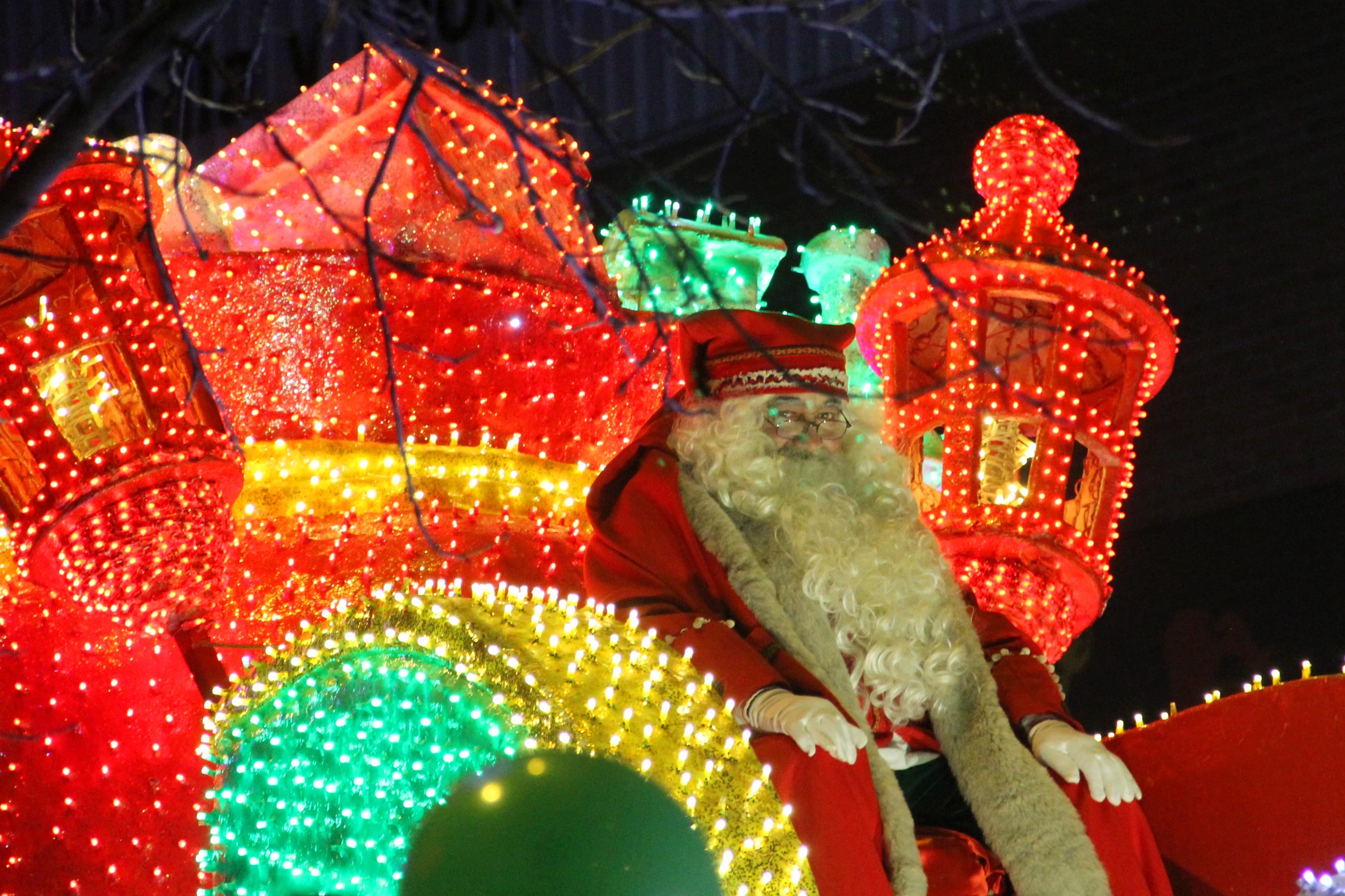 Cinco elementos móviles y seis carrozas inspiradas en el mundo de hielo con Elsa y su amigo Olaf y cuentos clásicos como ‘La Bella y la Bestia’, ‘Aladín’, ‘La Bella Durmiente’ o ‘Peter Pan’ participarán también en el desfile.