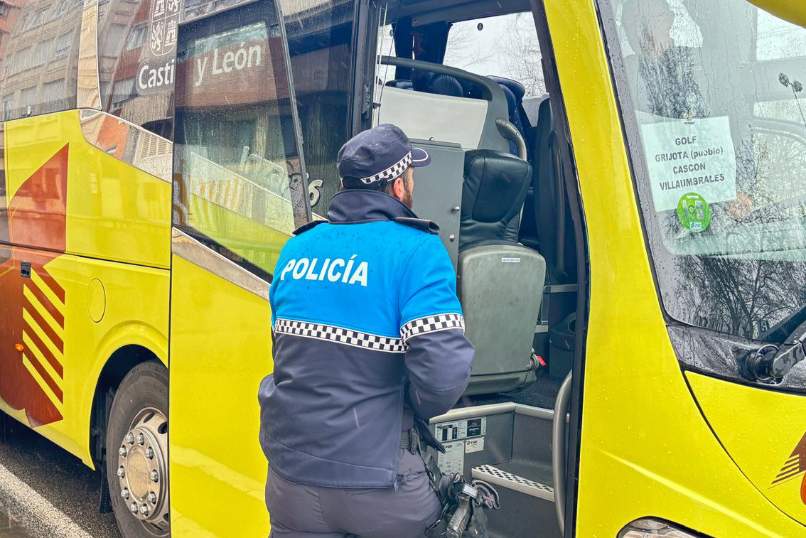 Agente accede a un autobús