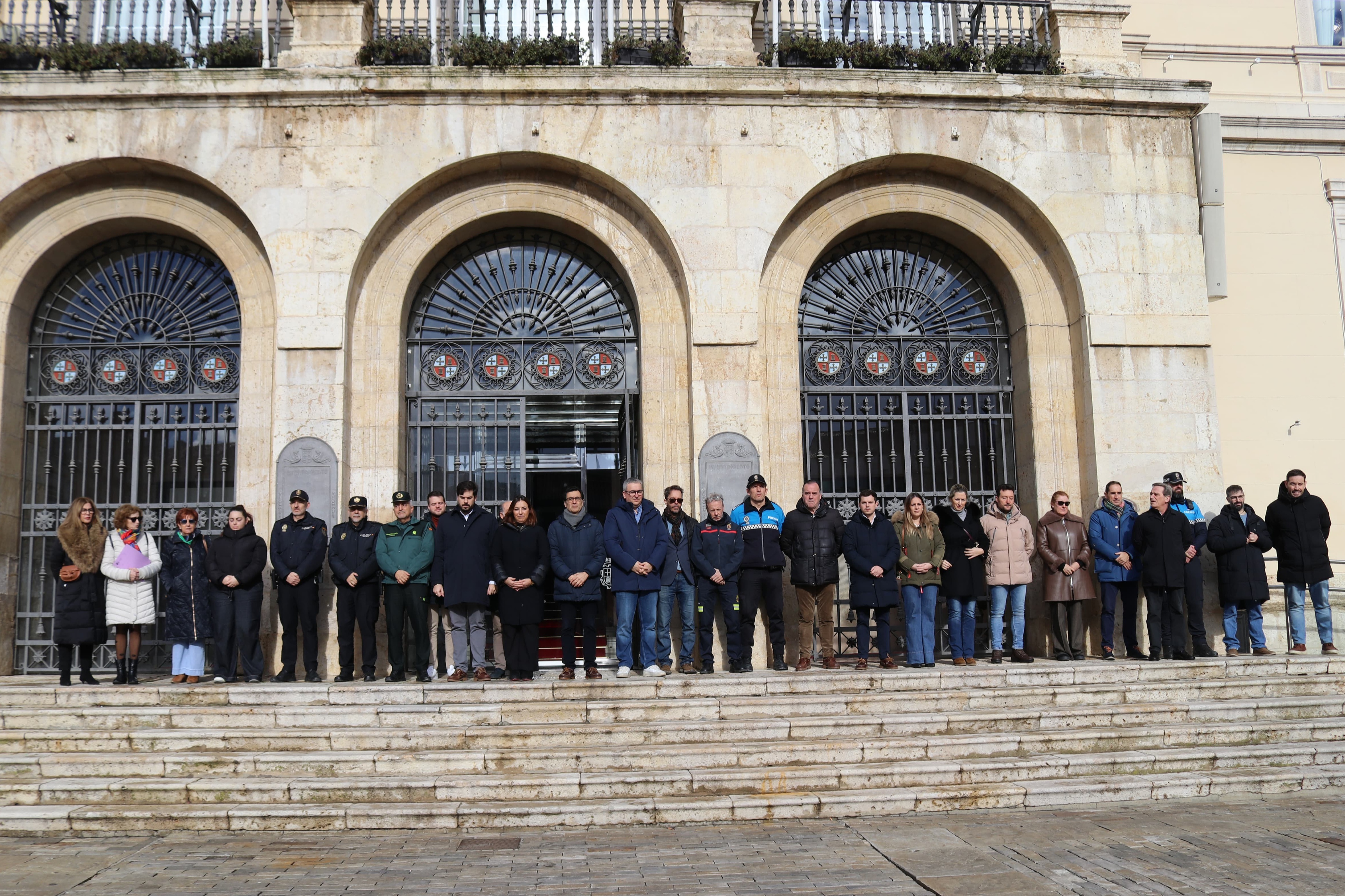 La regidora, en nombre de la Corporación, ha manifestado ante los medios de comunicación el "dolor y la empatía" de la ciudad con los familiares de las víctimas.