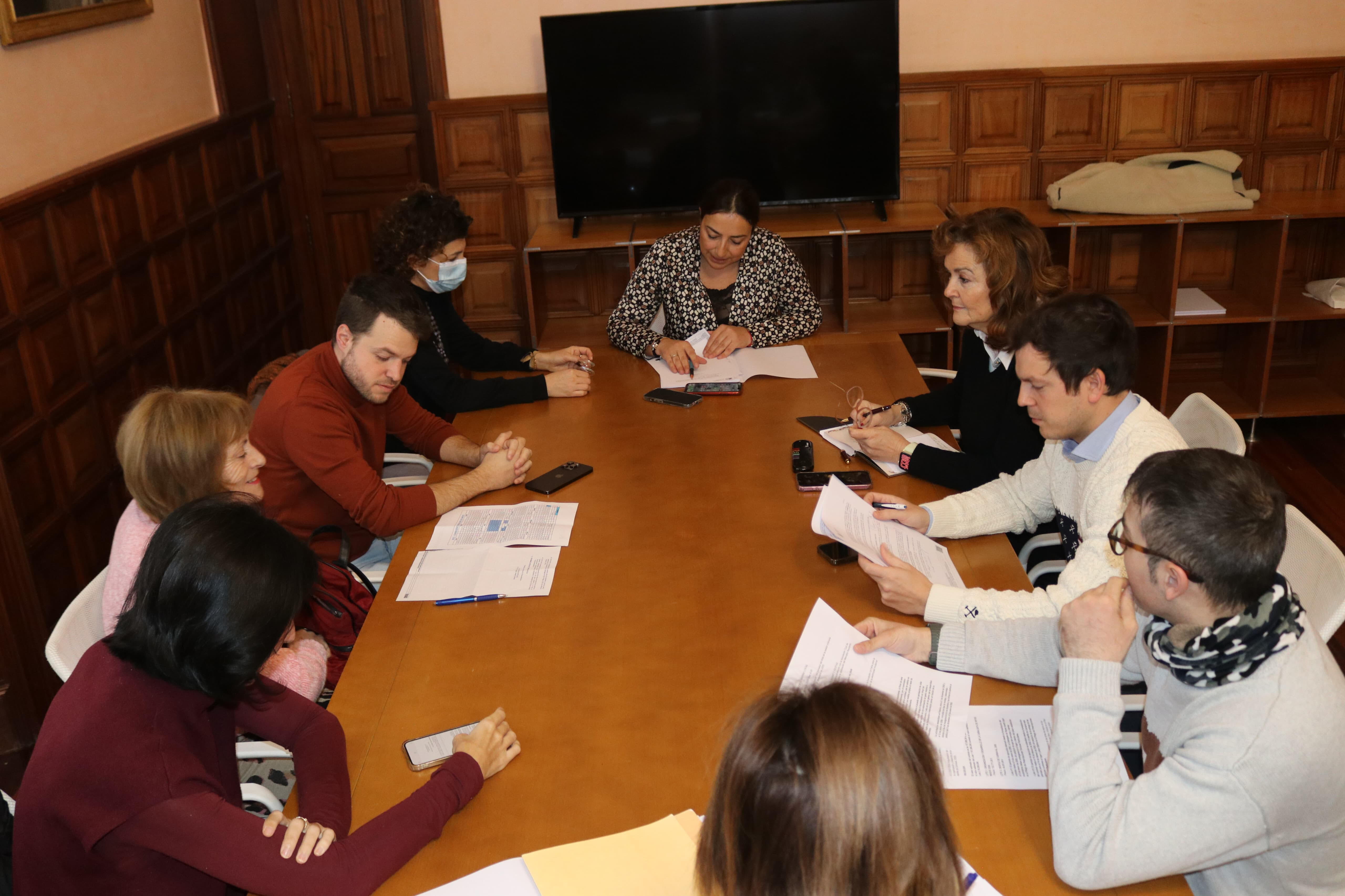 También se ha dado cuenta de la contratación de las obras de mejora de los caminos y senderos del Cerro del Otero.